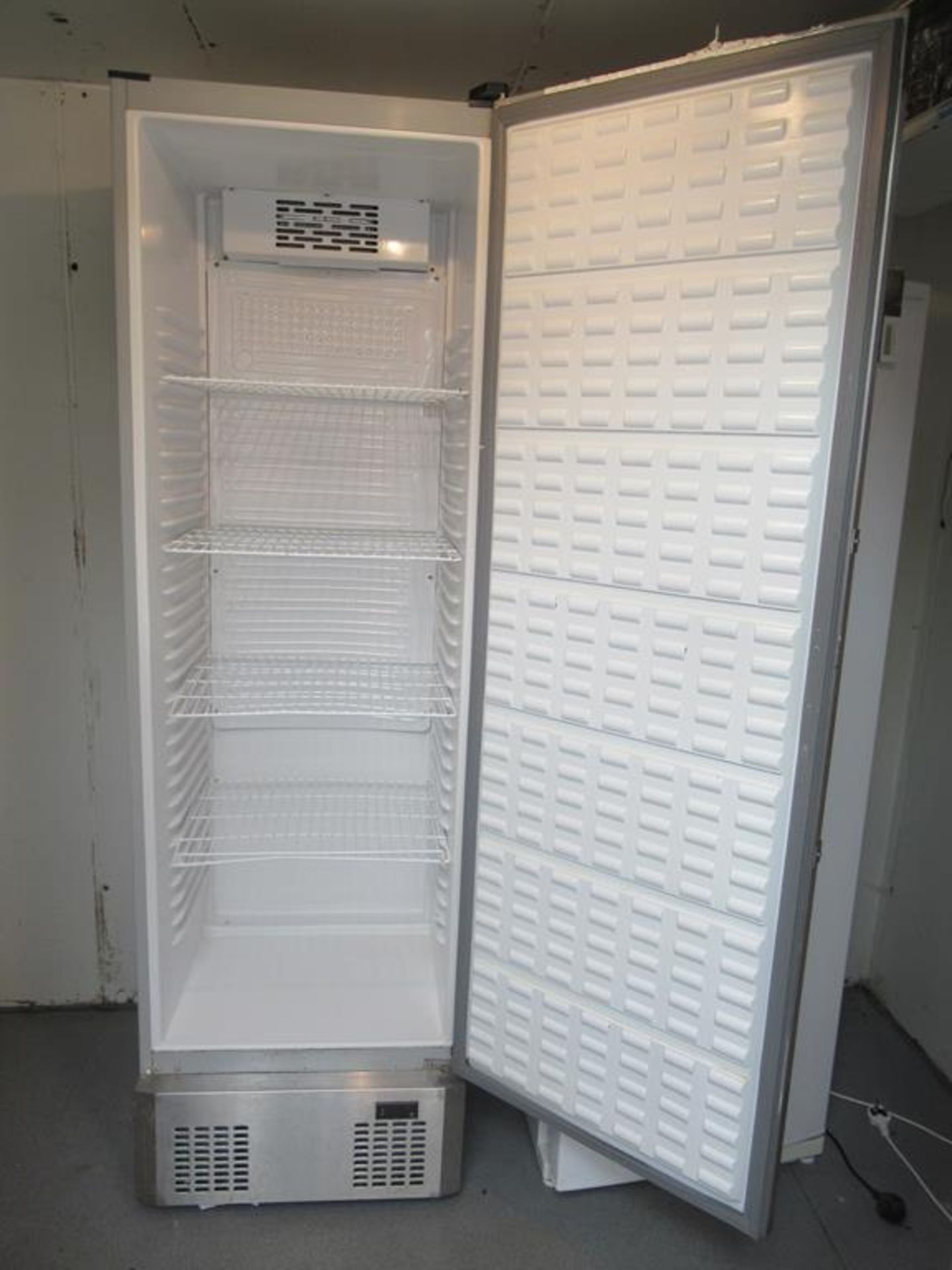 Upright Commercial Fridge - Image 2 of 3