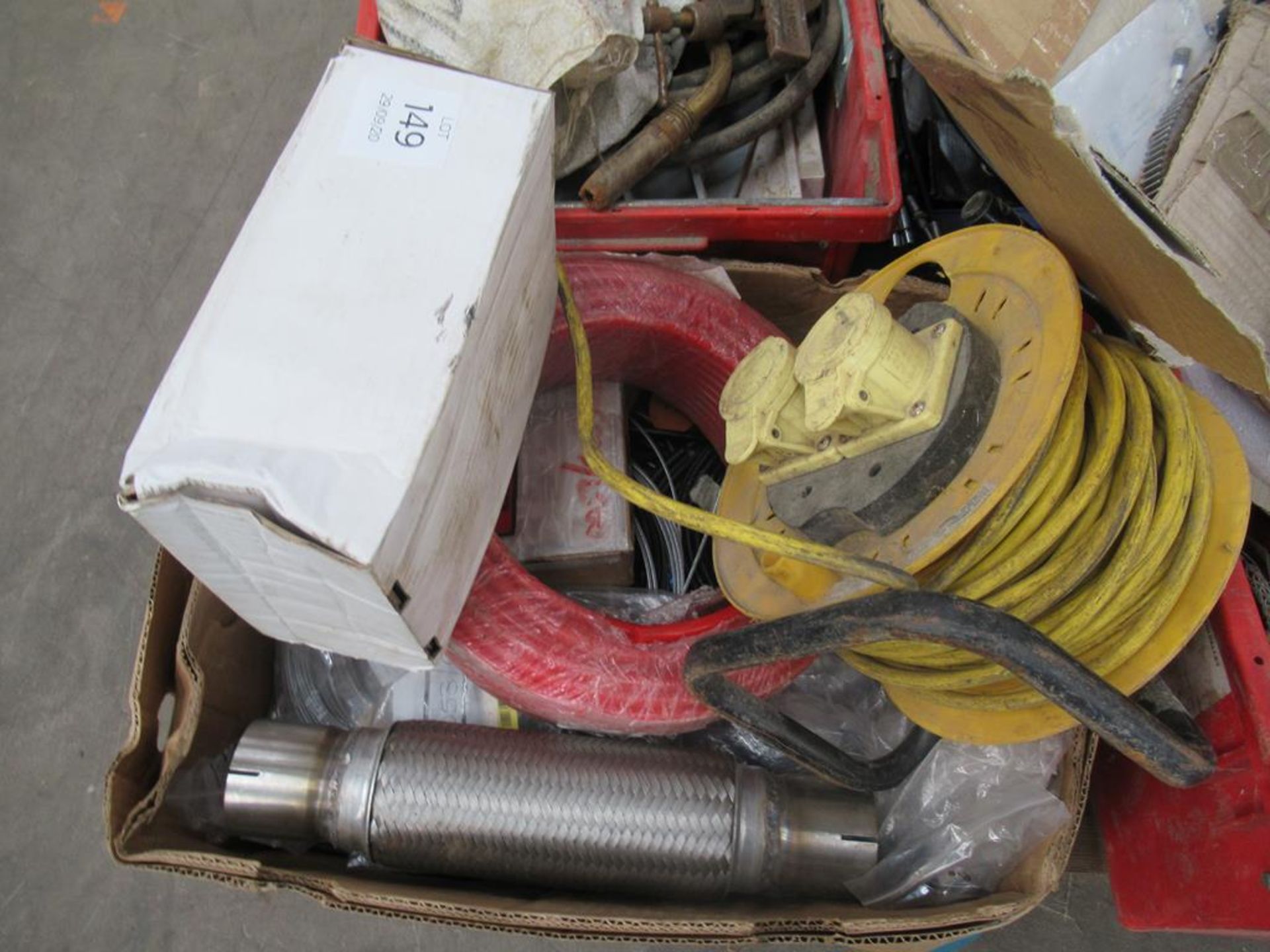 Pallet of miscellaneous items including cables, to - Image 2 of 5