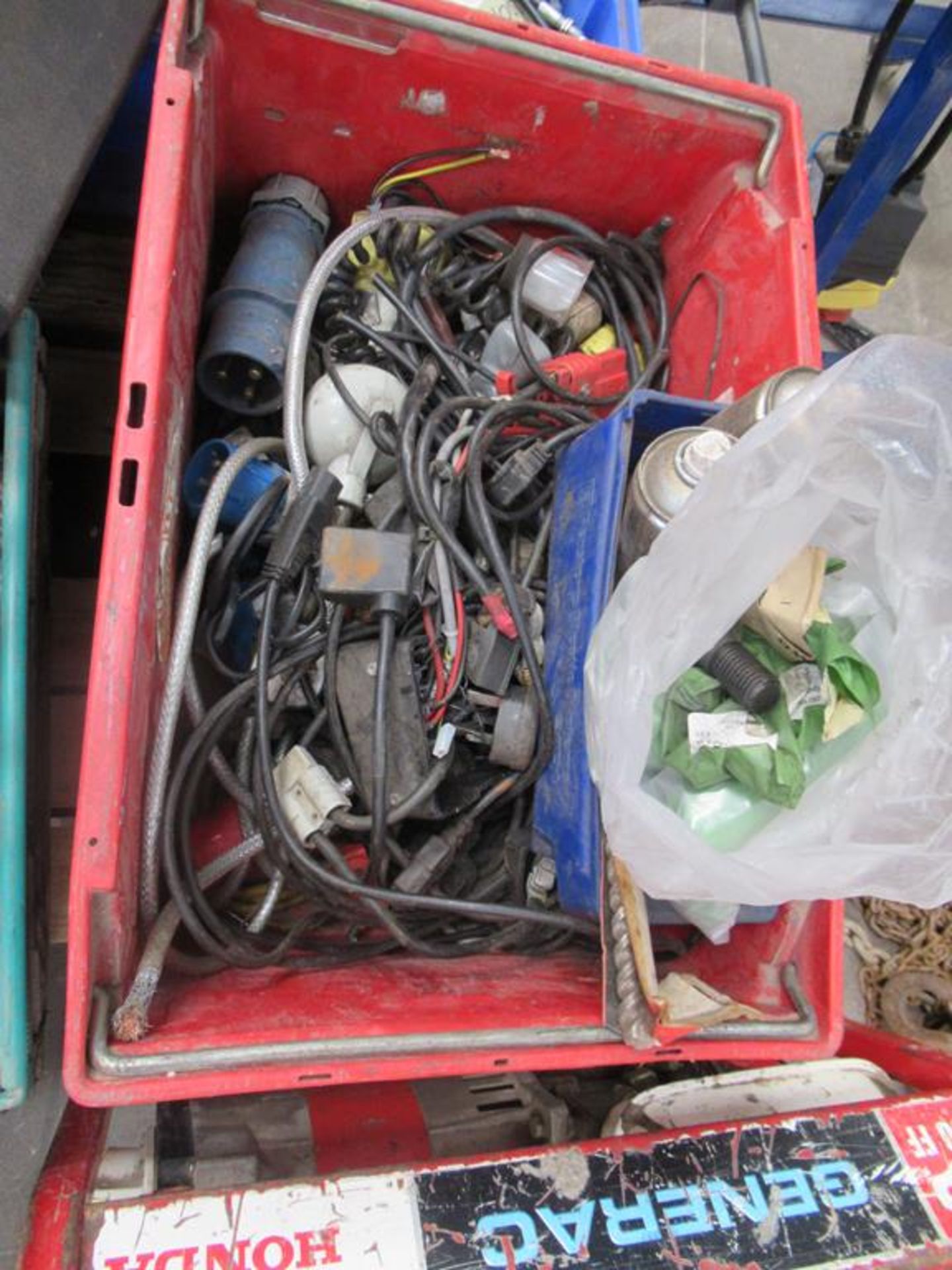 Pallet of miscellaneous items including cables, to - Image 4 of 5