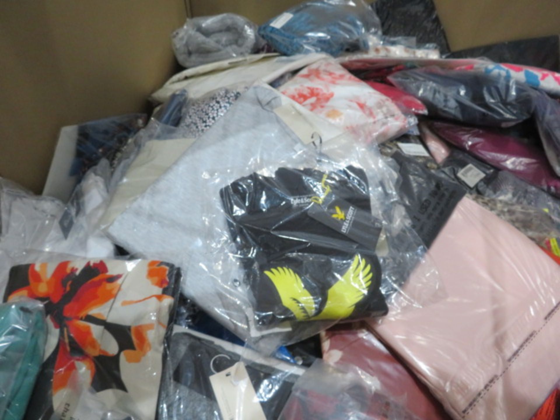 Approx. 7,493 Items of assorted Men's & Womenswear etc. Total retail value of £230,386.47. To - Image 19 of 78