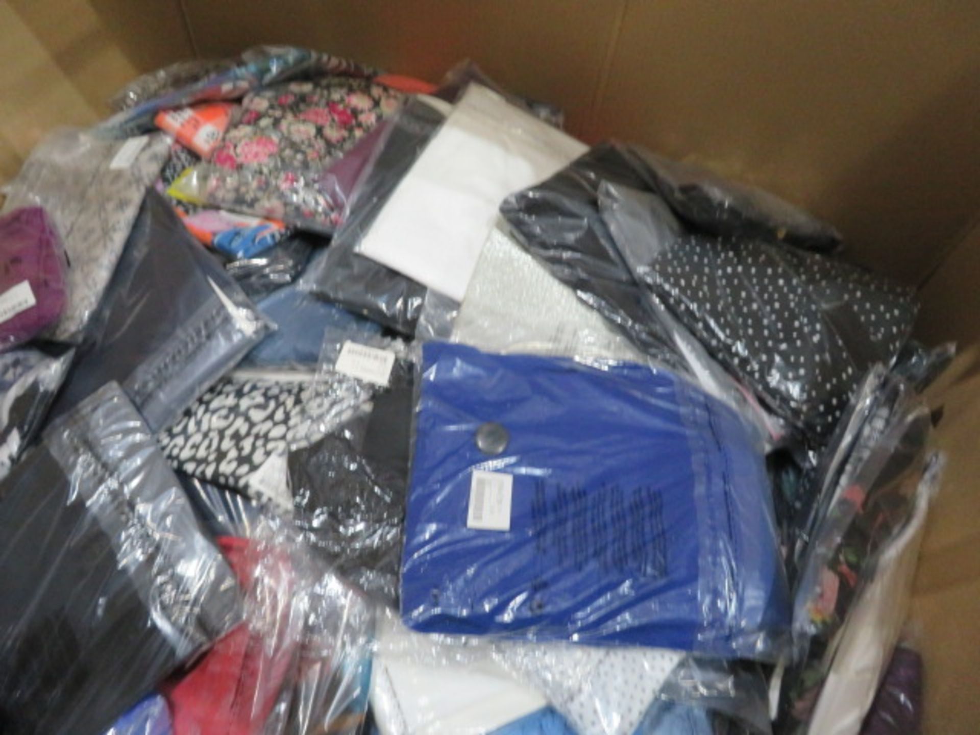 Approx. 7,493 Items of assorted Men's & Womenswear etc. Total retail value of £230,386.47. To - Image 32 of 78