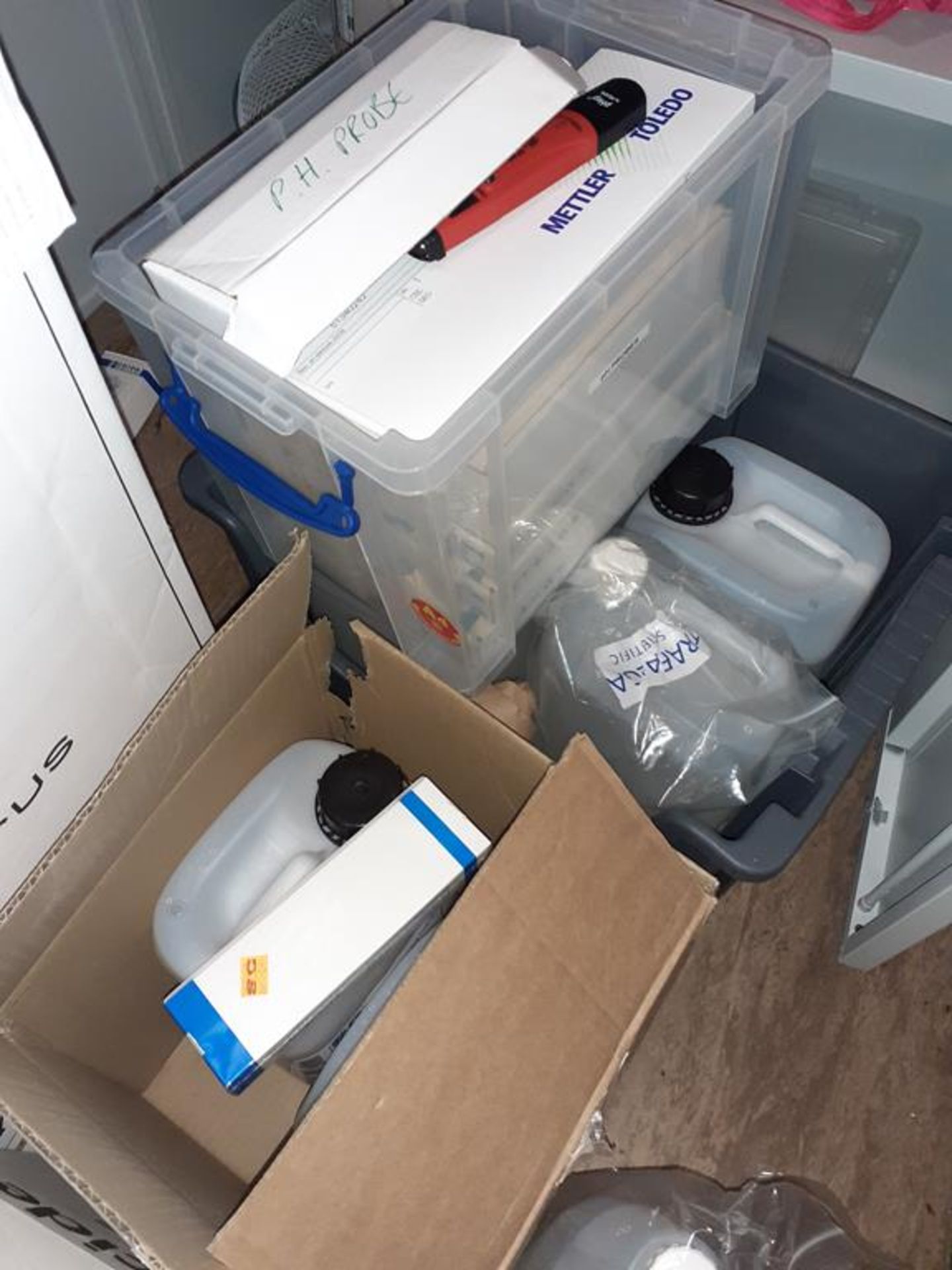 Contents of Chemical storage cupboard including 1 - Image 6 of 15