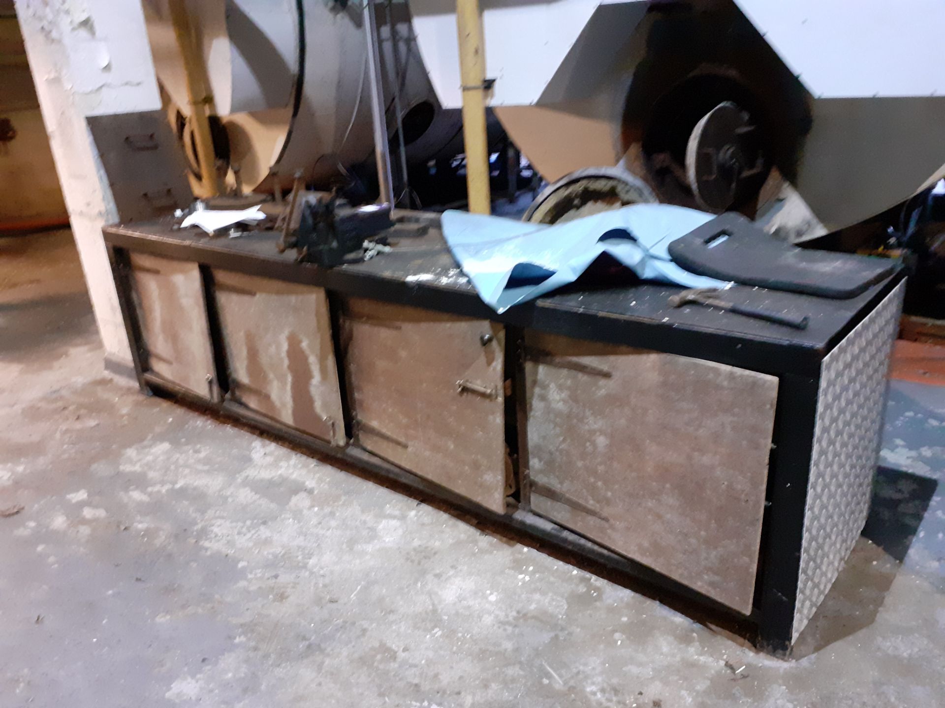 Steel framed 3 door work bench with vice including the content - Image 2 of 10