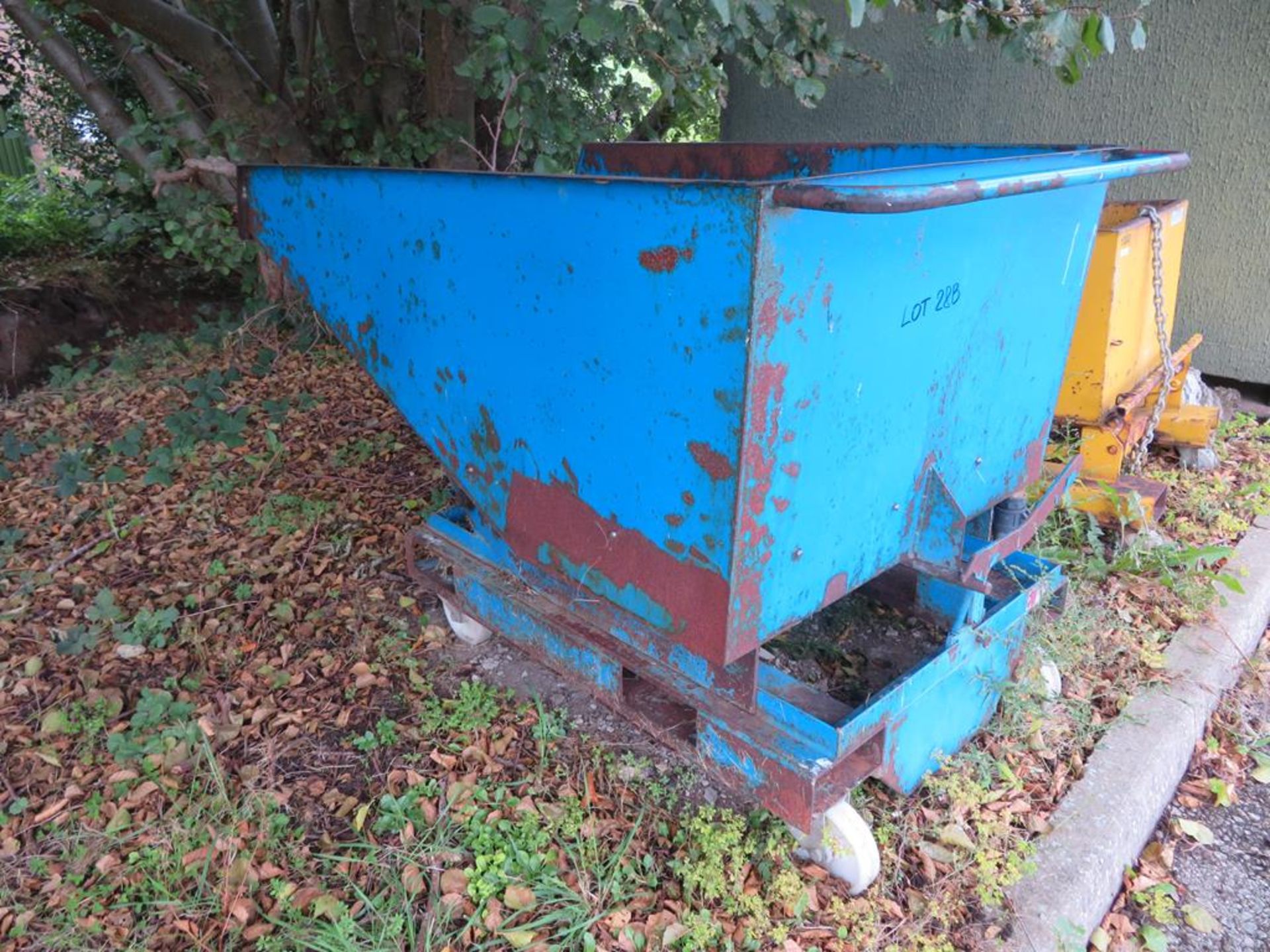 2 x 1 Tonne Tipping skips/FLT attachments - Image 3 of 3