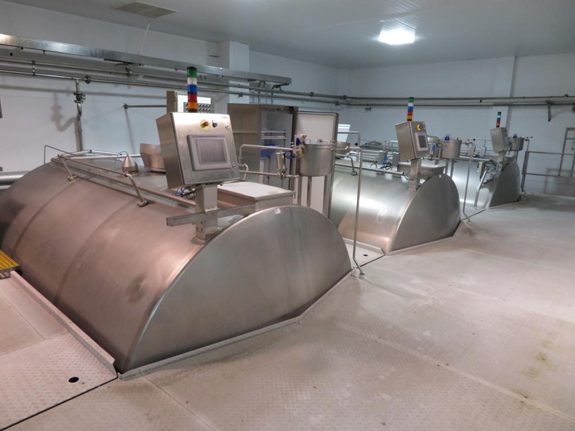 8 x horizontal stainless steel 22,500 litre cheese - Image 6 of 31