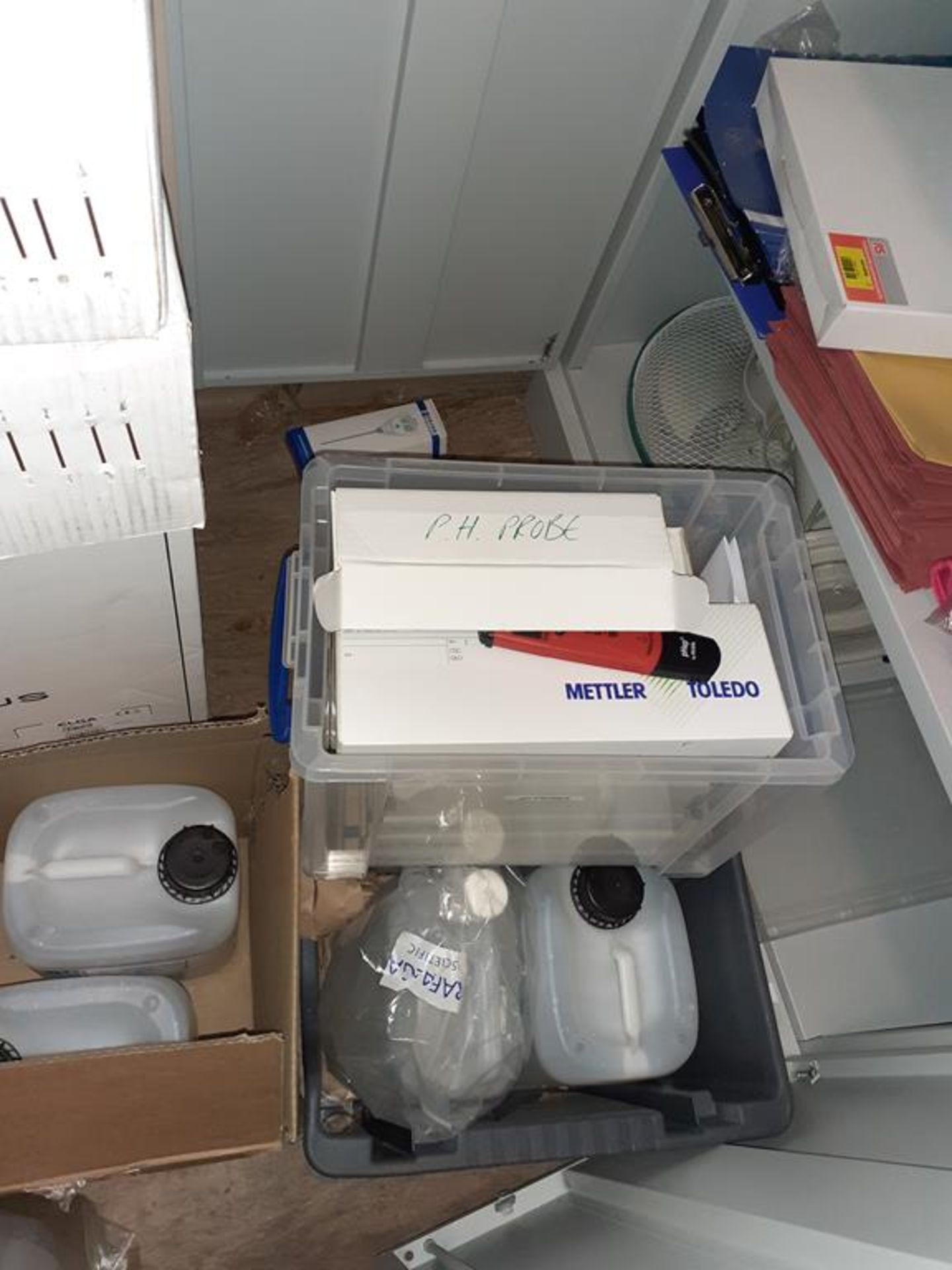 Contents of Chemical storage cupboard including 1 - Image 4 of 15