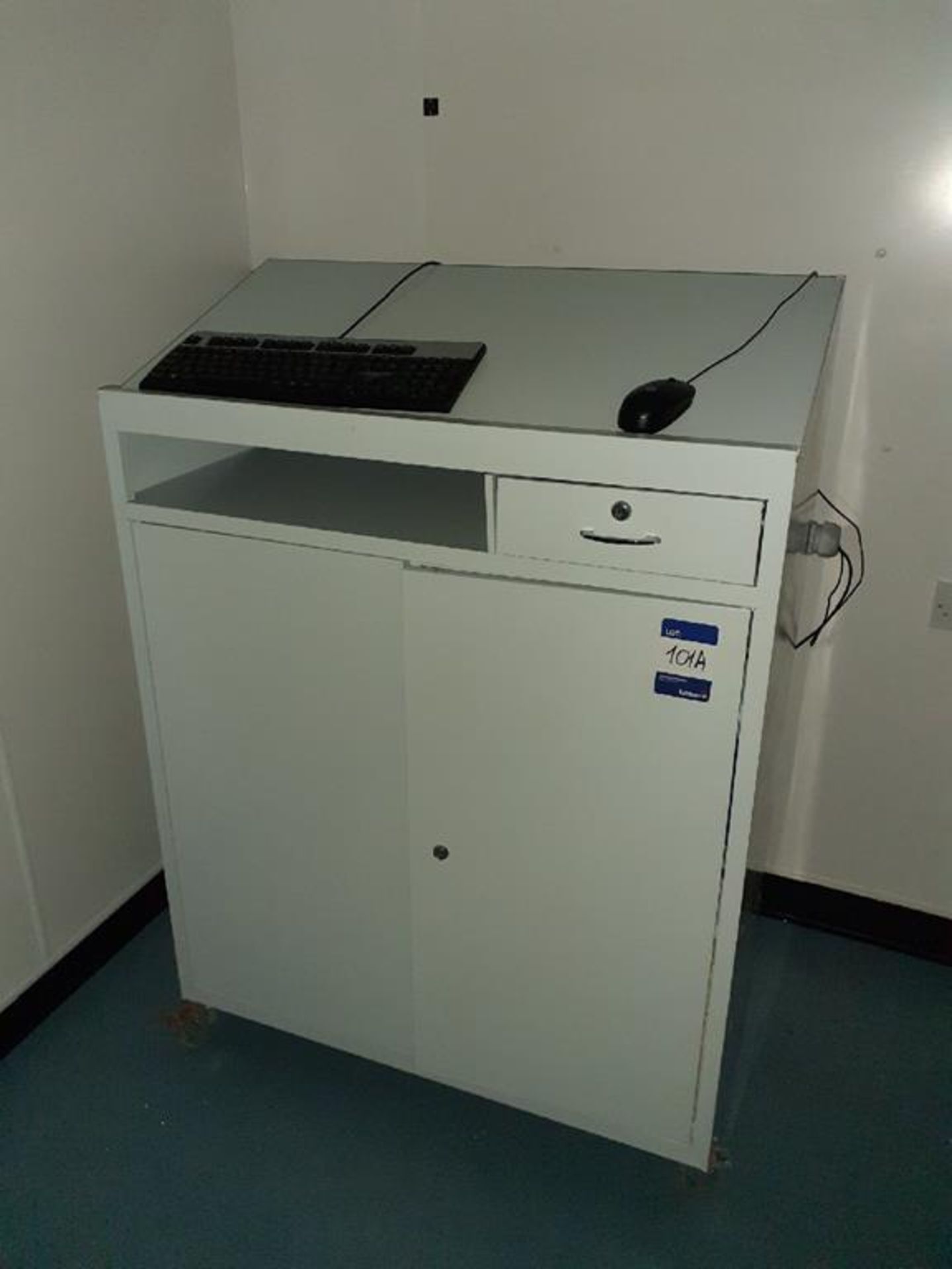 Mobile engineers cabinet with lecturn top