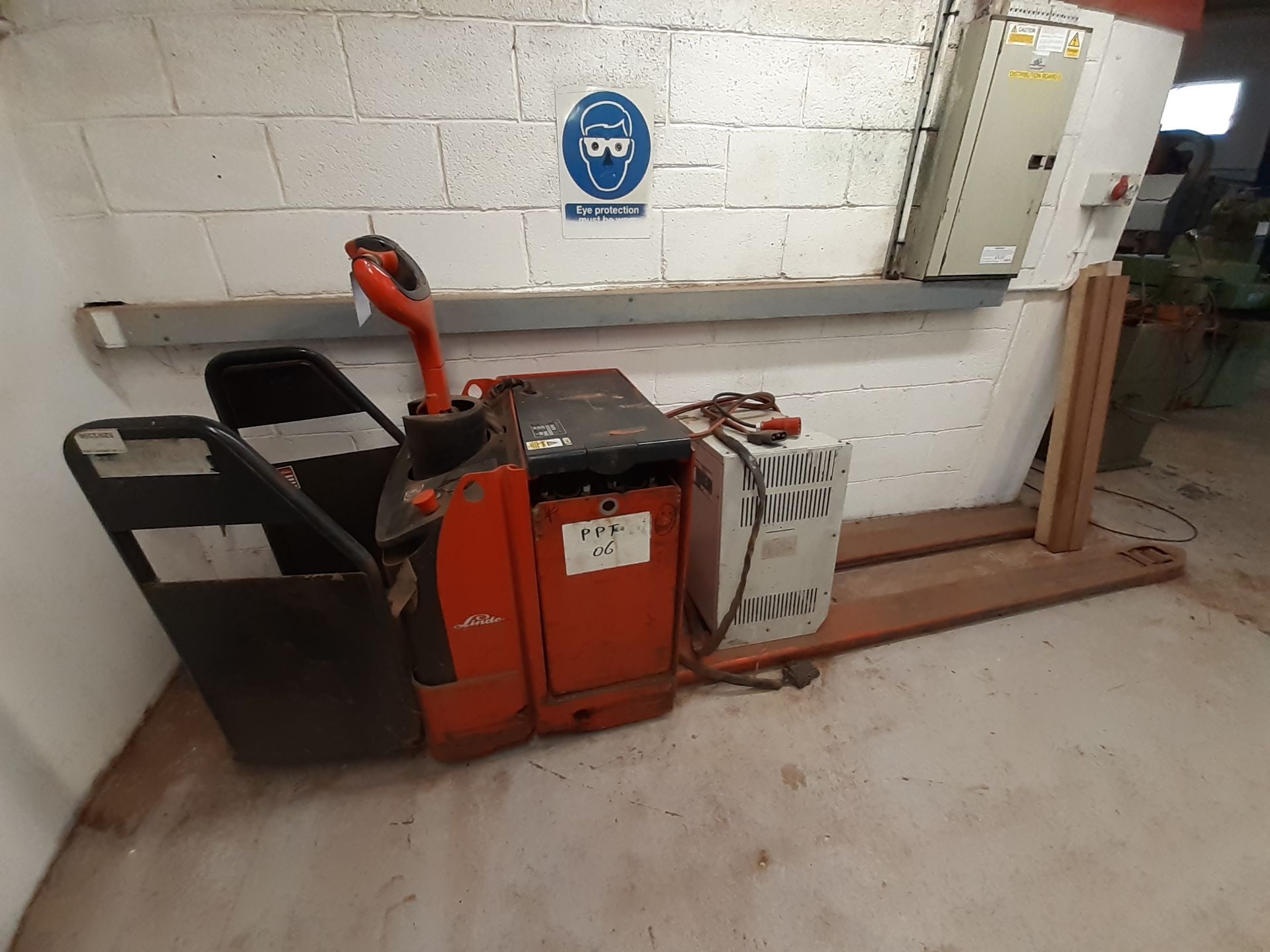 Linde T20AP-02 Pallet Truck (Condition Unknown)