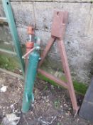 A steel draw bar and 2 x hydraulic rams