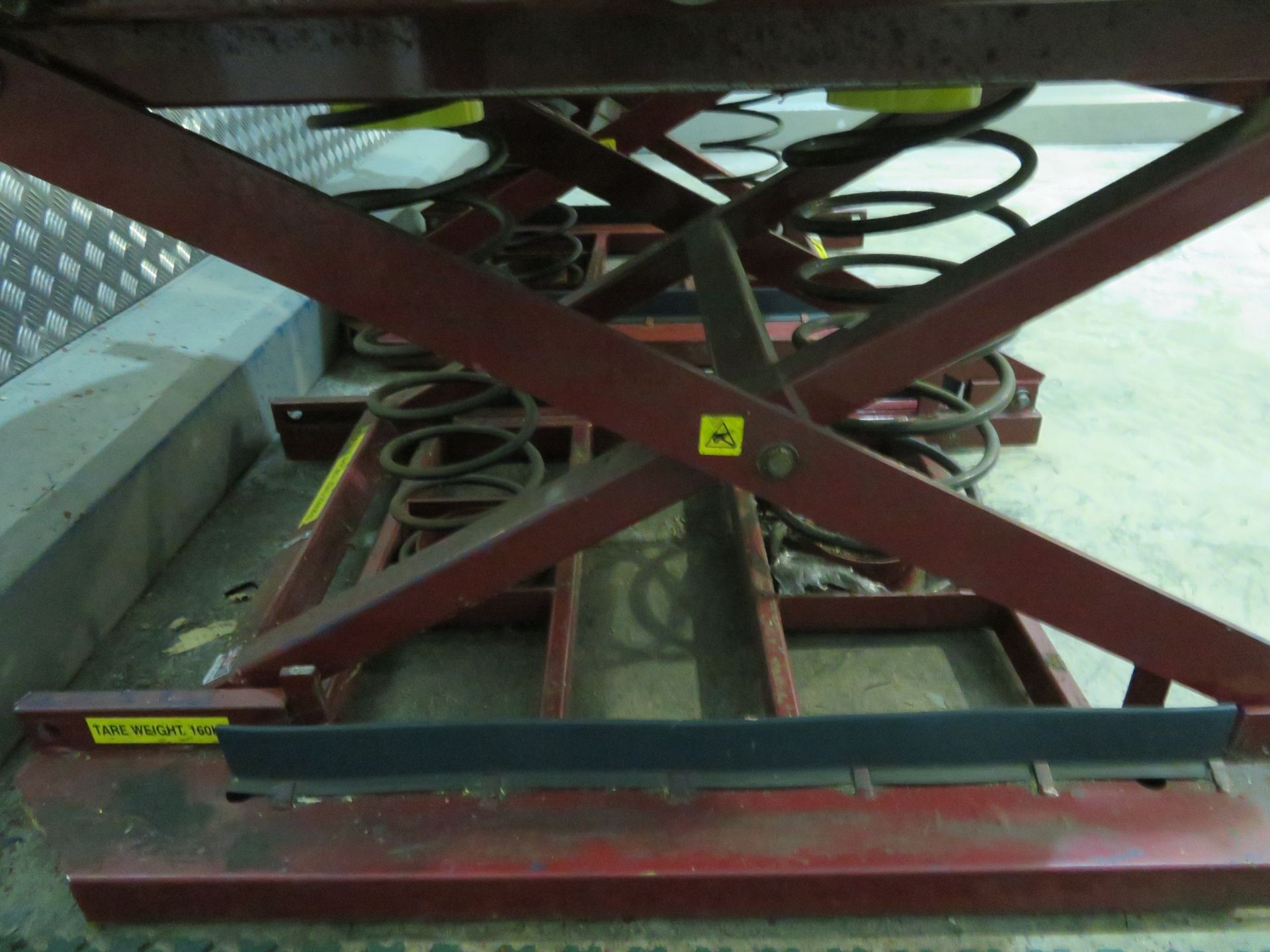 Spring loaded scissor lift with circular rotating pallet turn top - Image 4 of 4