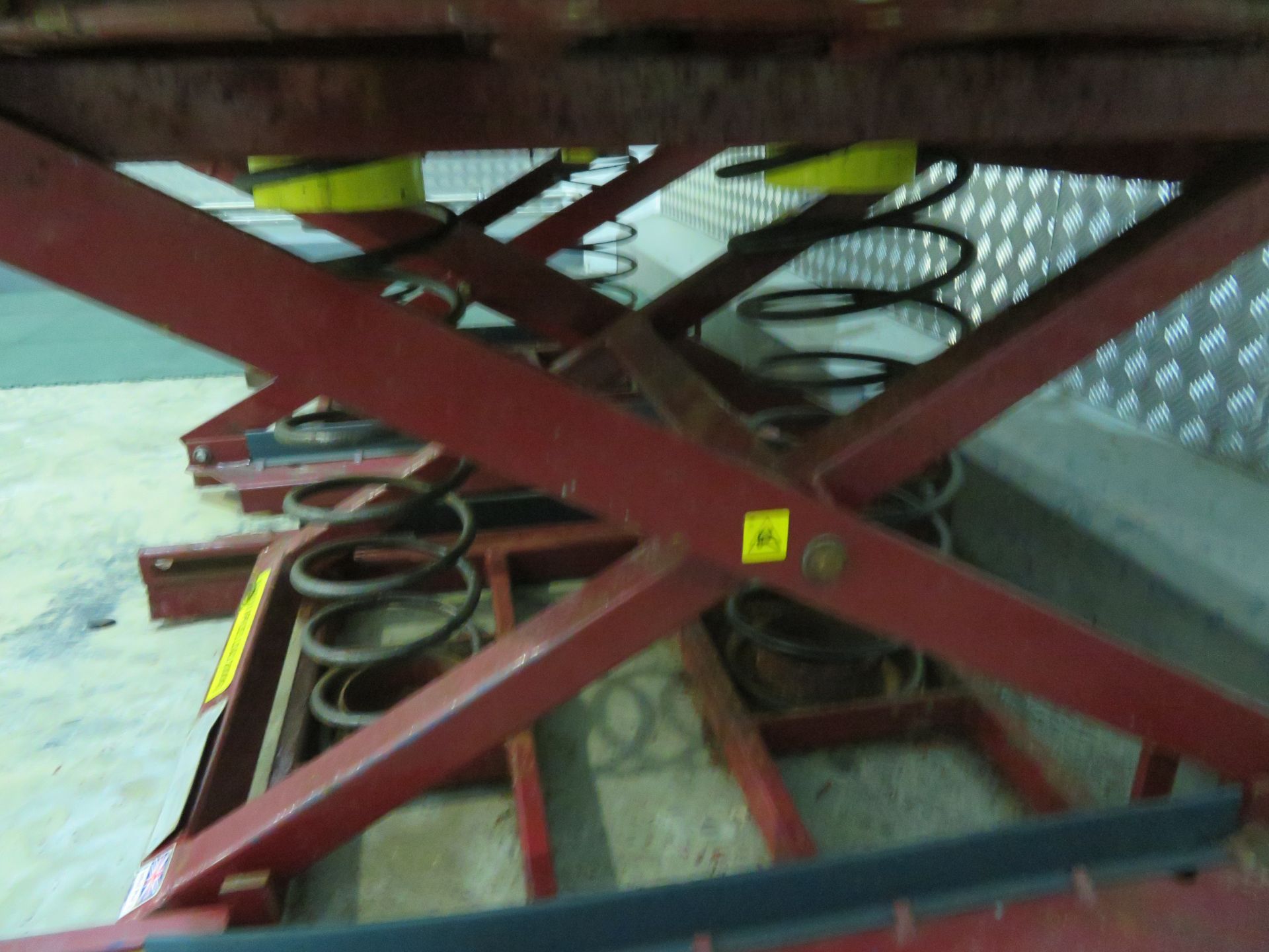 Spring loaded scissor lift with circular rotating pallet turn top - Image 4 of 5