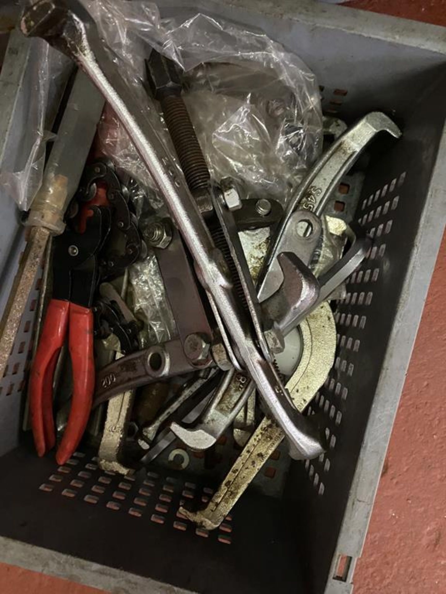 2 storage cabinets containing assorted tools, 2x Clarke mobile drawer units and a mini compressor - Image 2 of 7