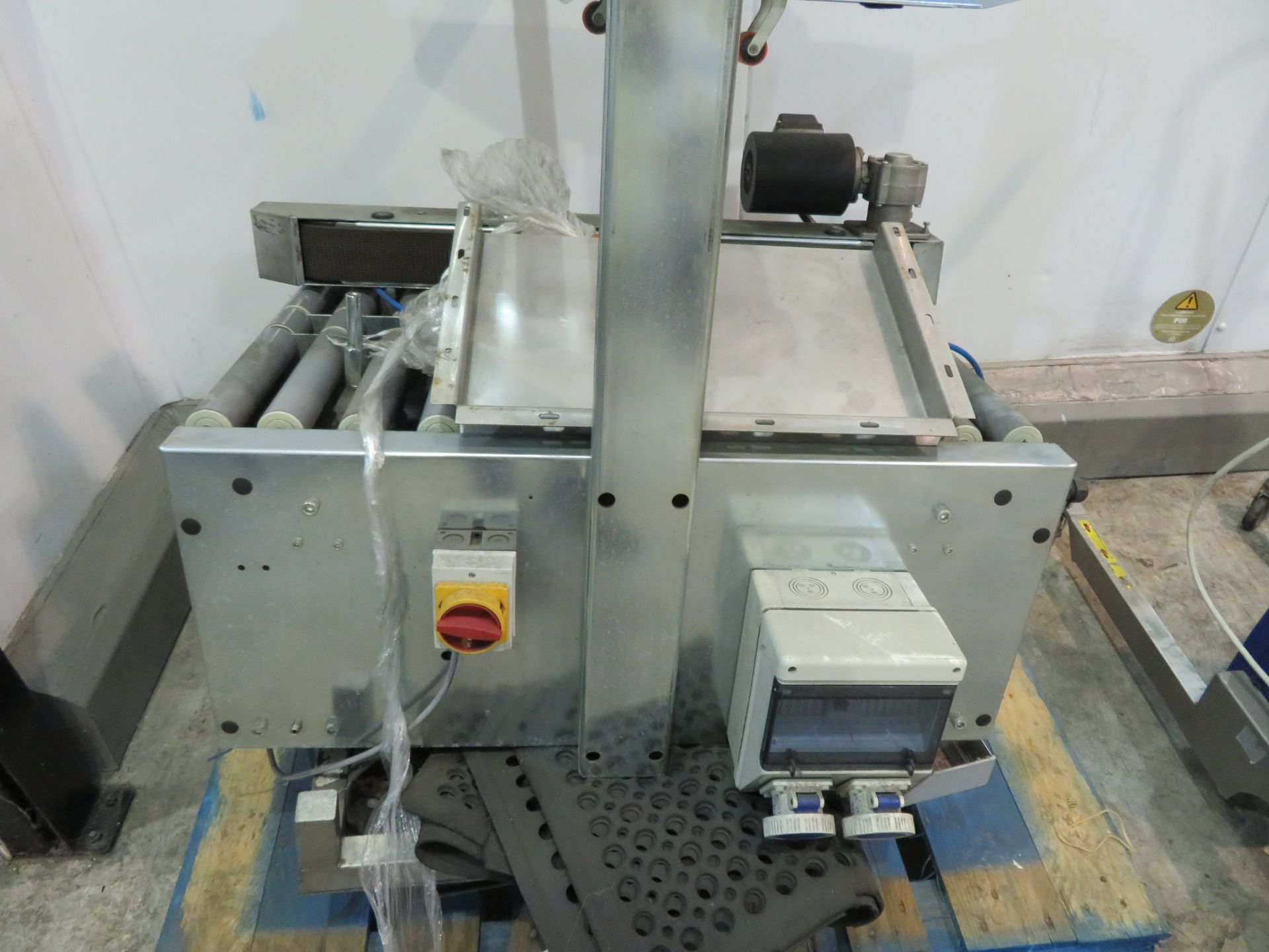 Soco T10. Top and Bottom Case sealer on a pallet. - Image 2 of 4