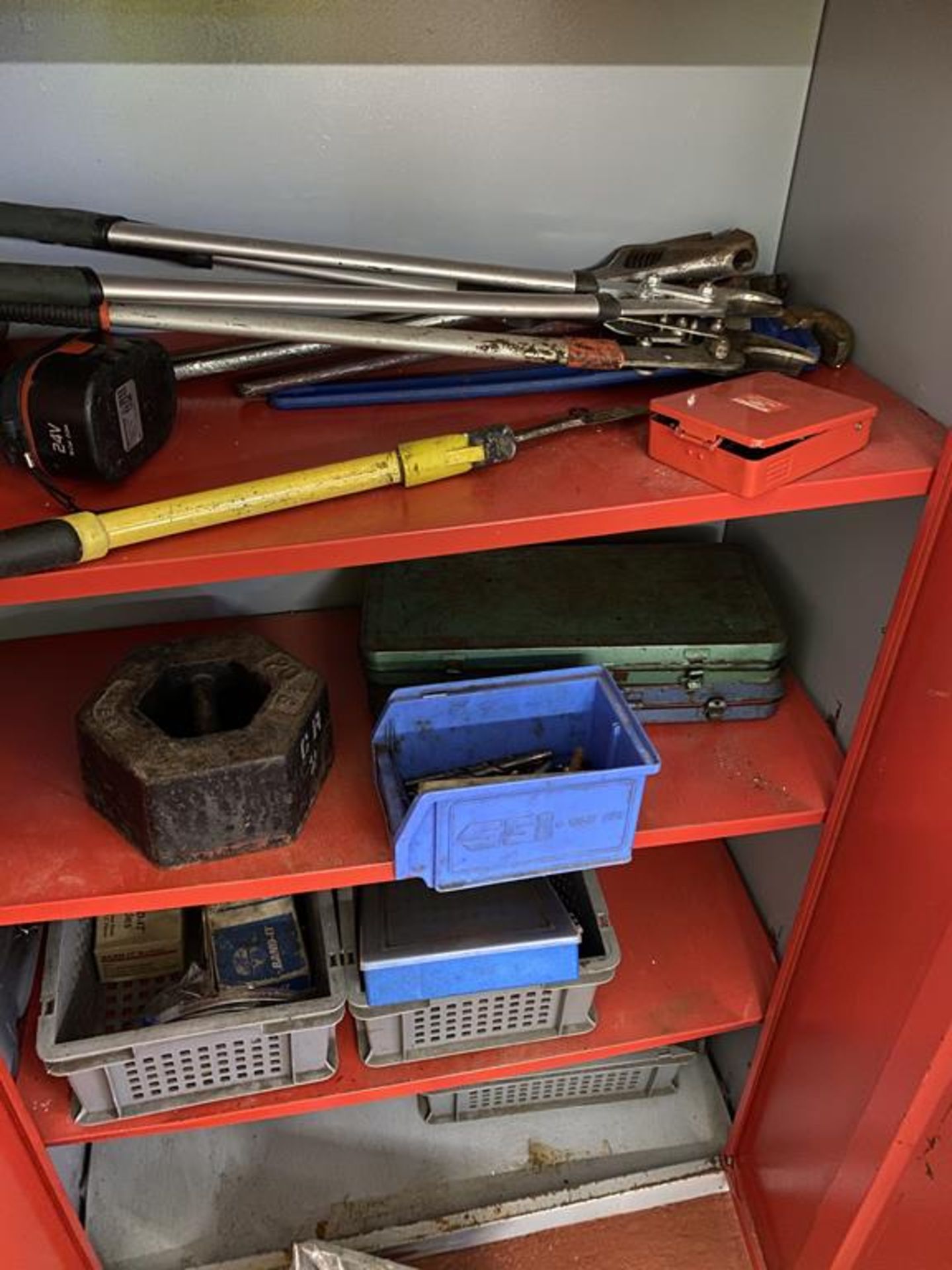 2 storage cabinets containing assorted tools, 2x Clarke mobile drawer units and a mini compressor - Image 4 of 7