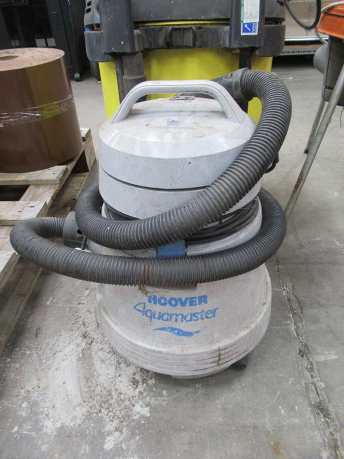 Karcher NT 65/2 ECO 240v Industrial Vacuum and Hoover Aquamaster vacuum cleaner - Image 2 of 2