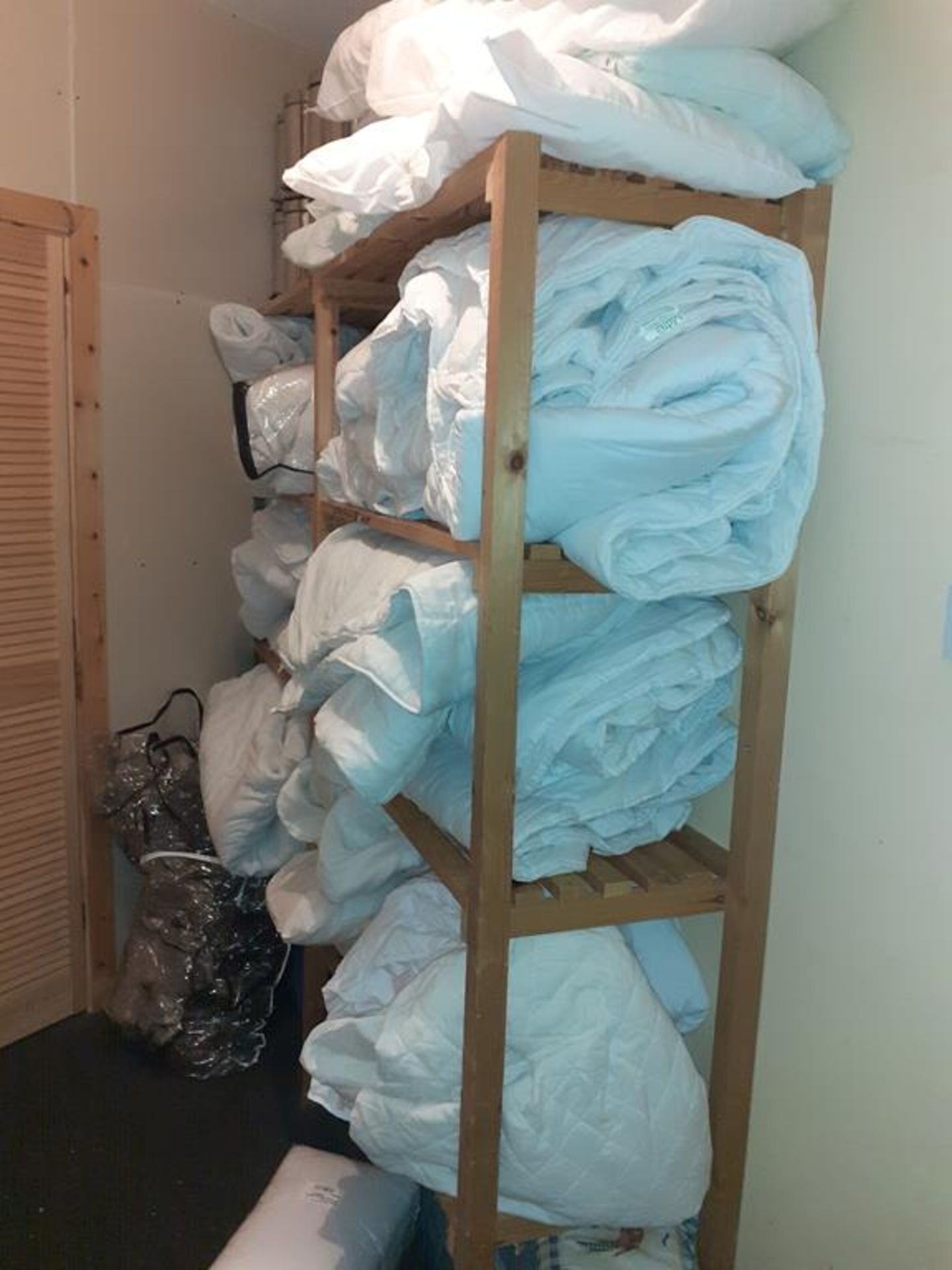 Large qty of various size duvets