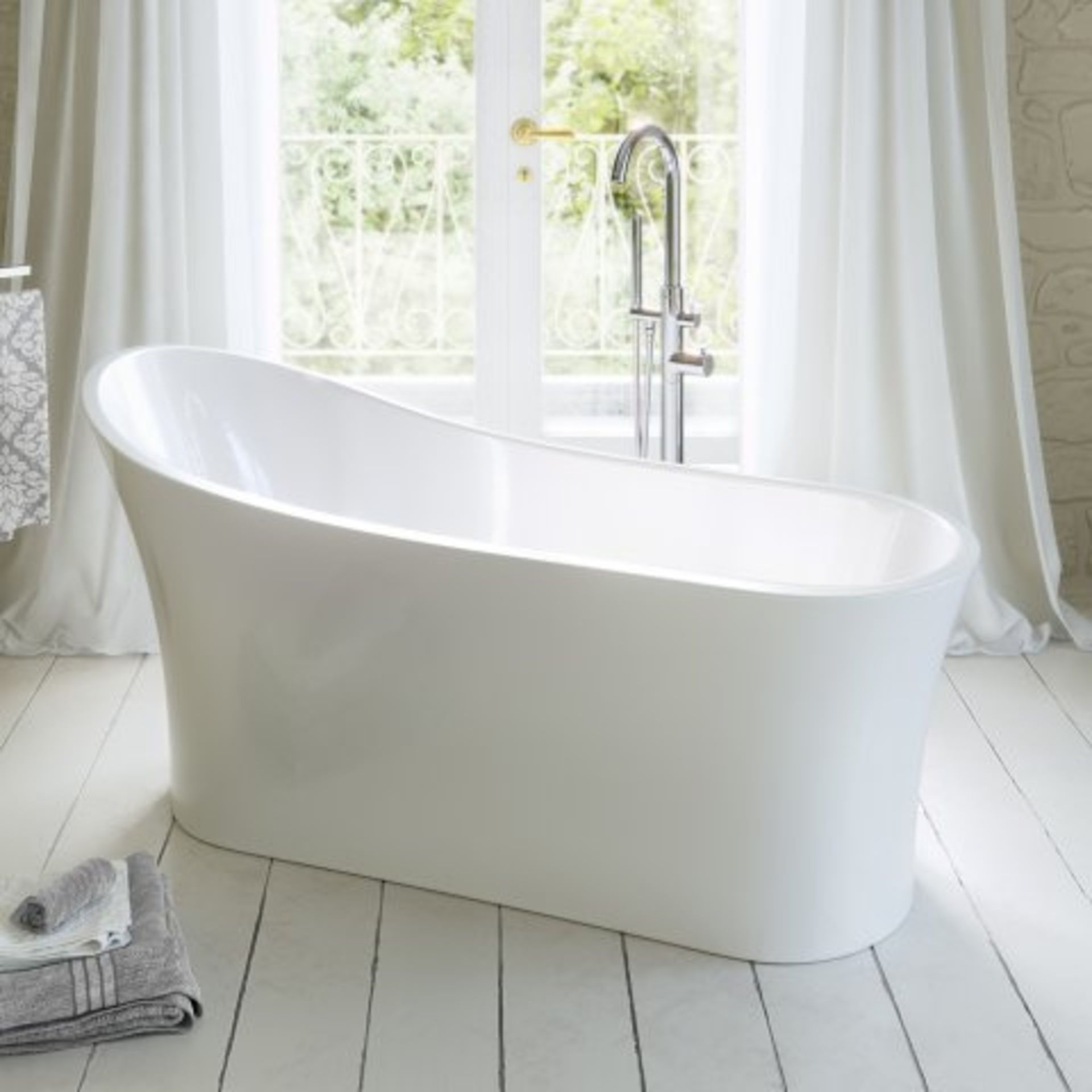 1650x690mm Madison Freestanding Bath - Large. RRP £2,499. BR261. This gloss white free-standing