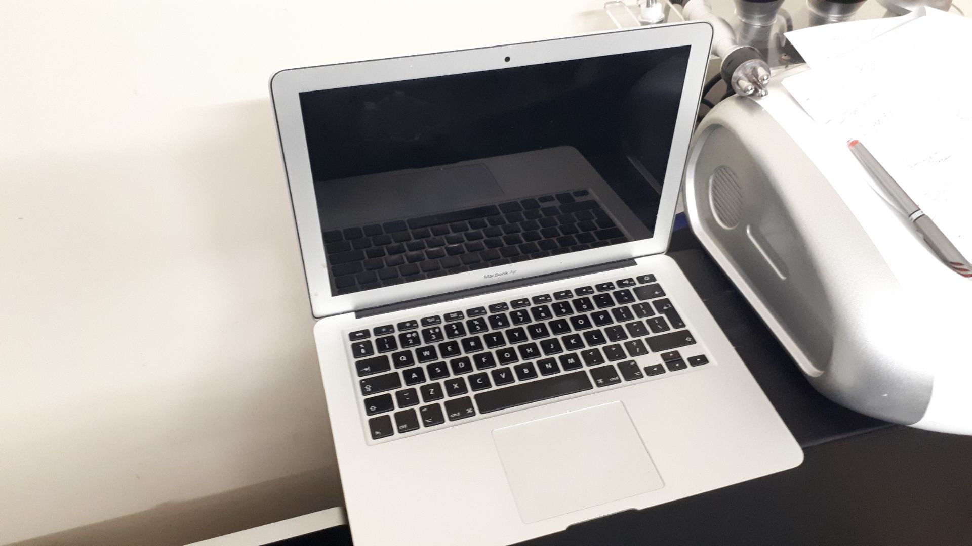 Apple MacBook Air 7,2 13-inch, 1.6GHz Core i5 (2017) 4GB RAM 256GB SDD, Model A1466, S/N - Image 3 of 4