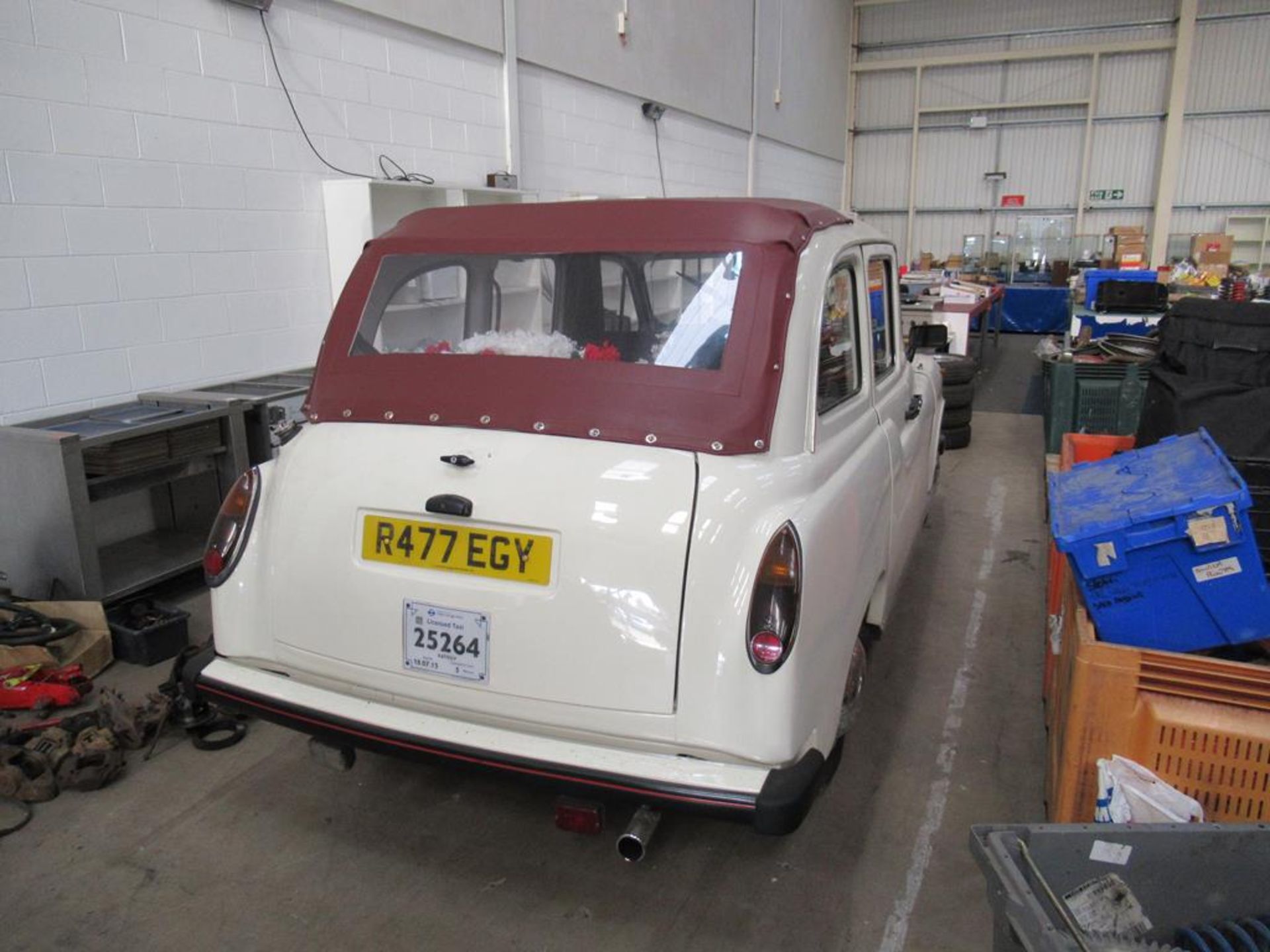 London Taxi 1997 with convertible roof. Reg R477 EGY. C/W V5 - Image 7 of 13