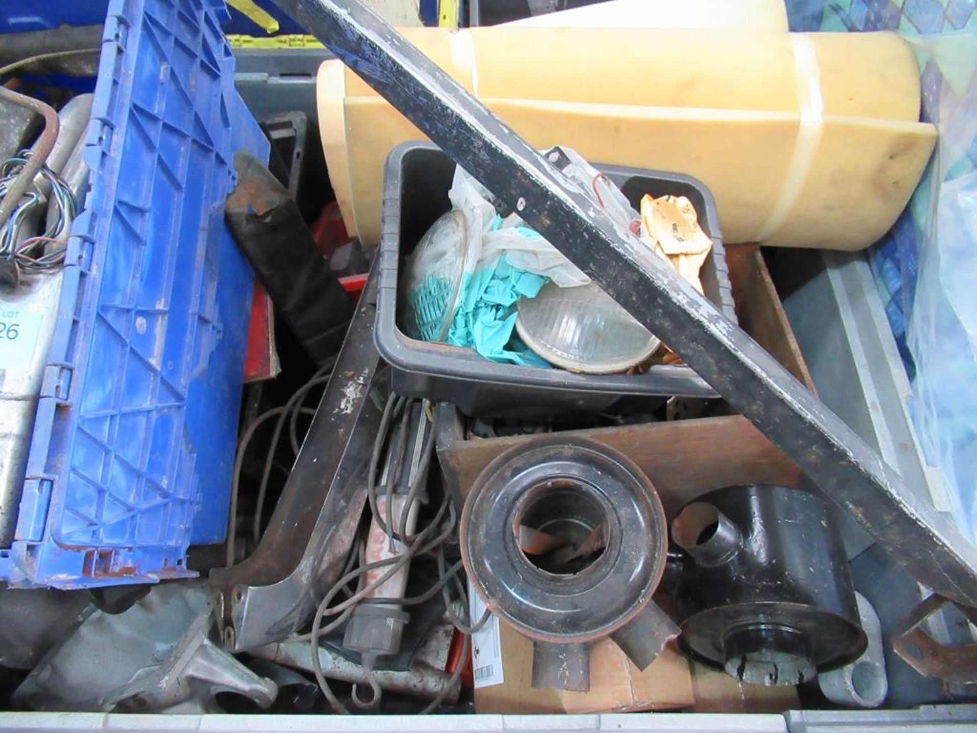 Stillage of Triumph car parts - Image 2 of 3
