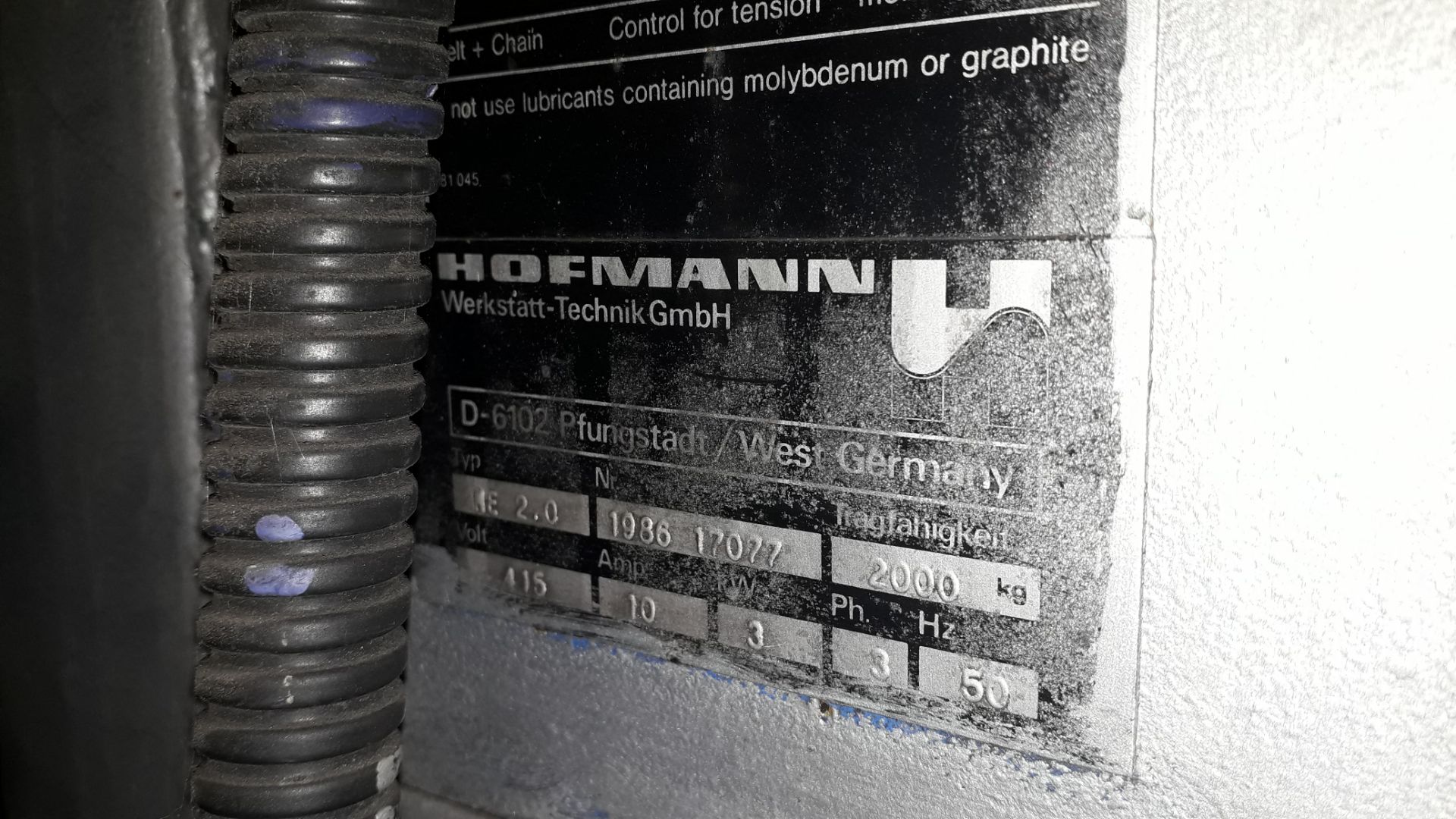 Hofmann HE 2.0 2 ton Single Post Lift, serial number 1986 17077 (requires disconnection by a - Image 4 of 4