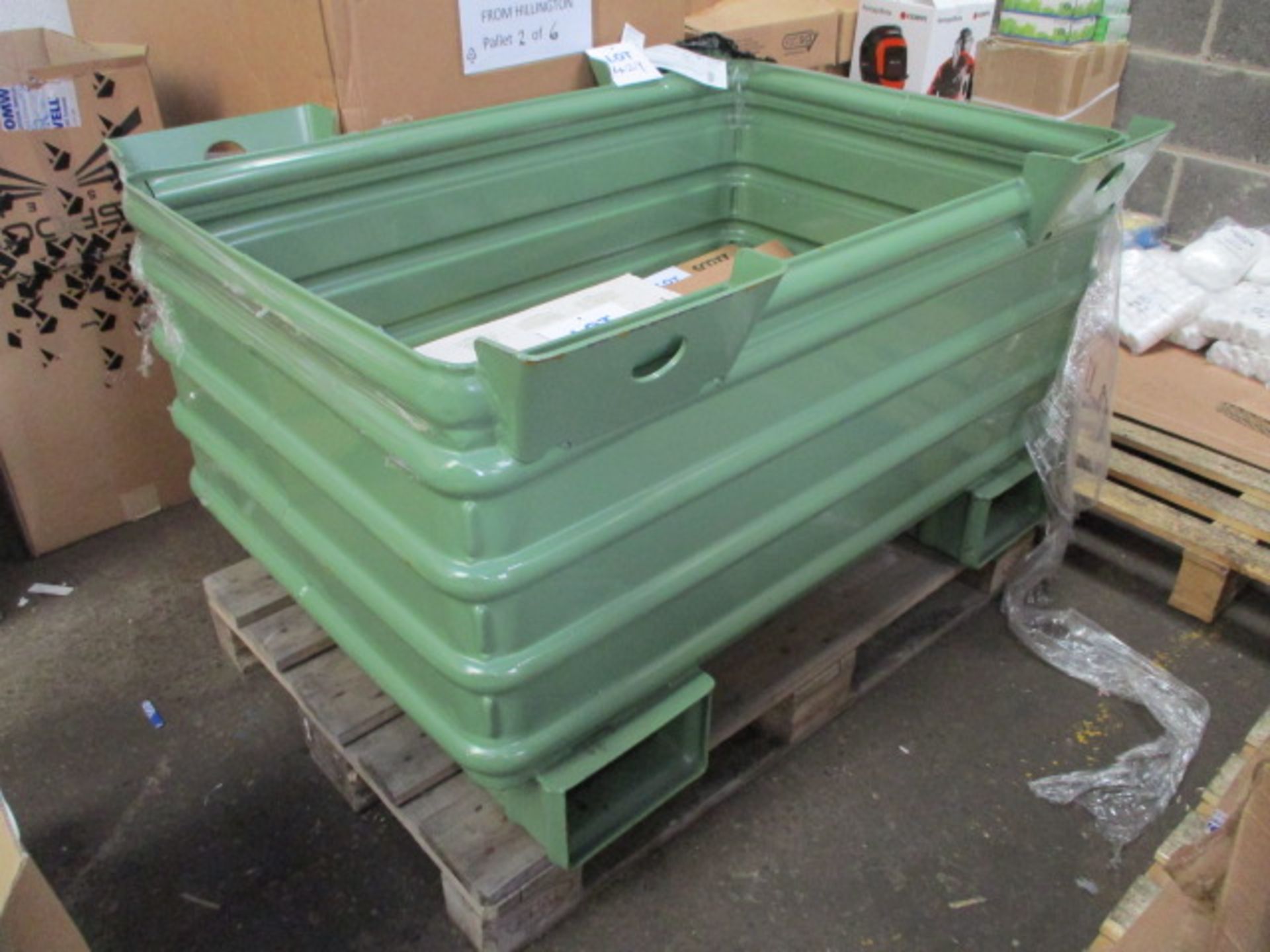 Stacking container