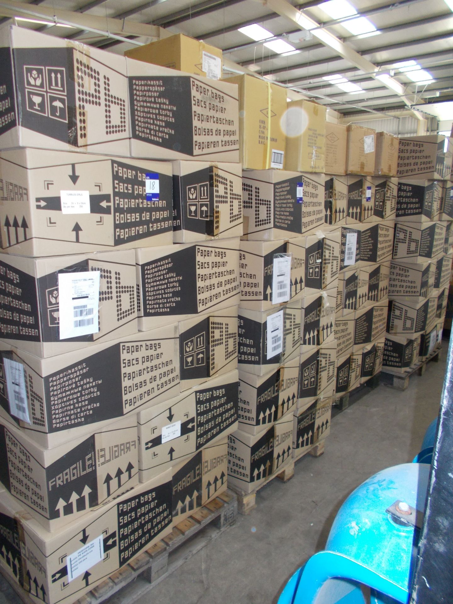 Large quantity of assorted paper bags, to 4 x pallets. Various patterned / themed bags - Image 2 of 12