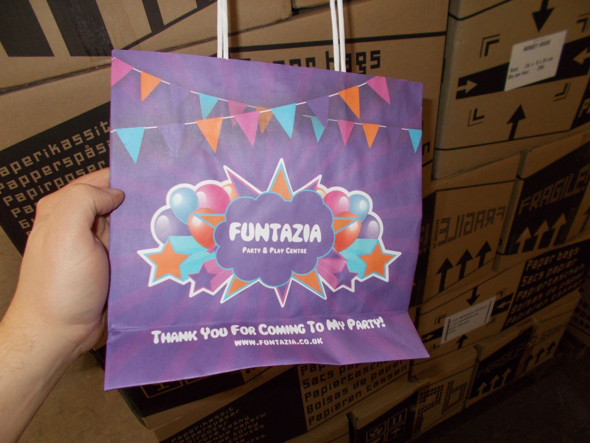 Large quantity of assorted paper bags, to 3 x pallets. Various patterned / themed bags - Image 11 of 12