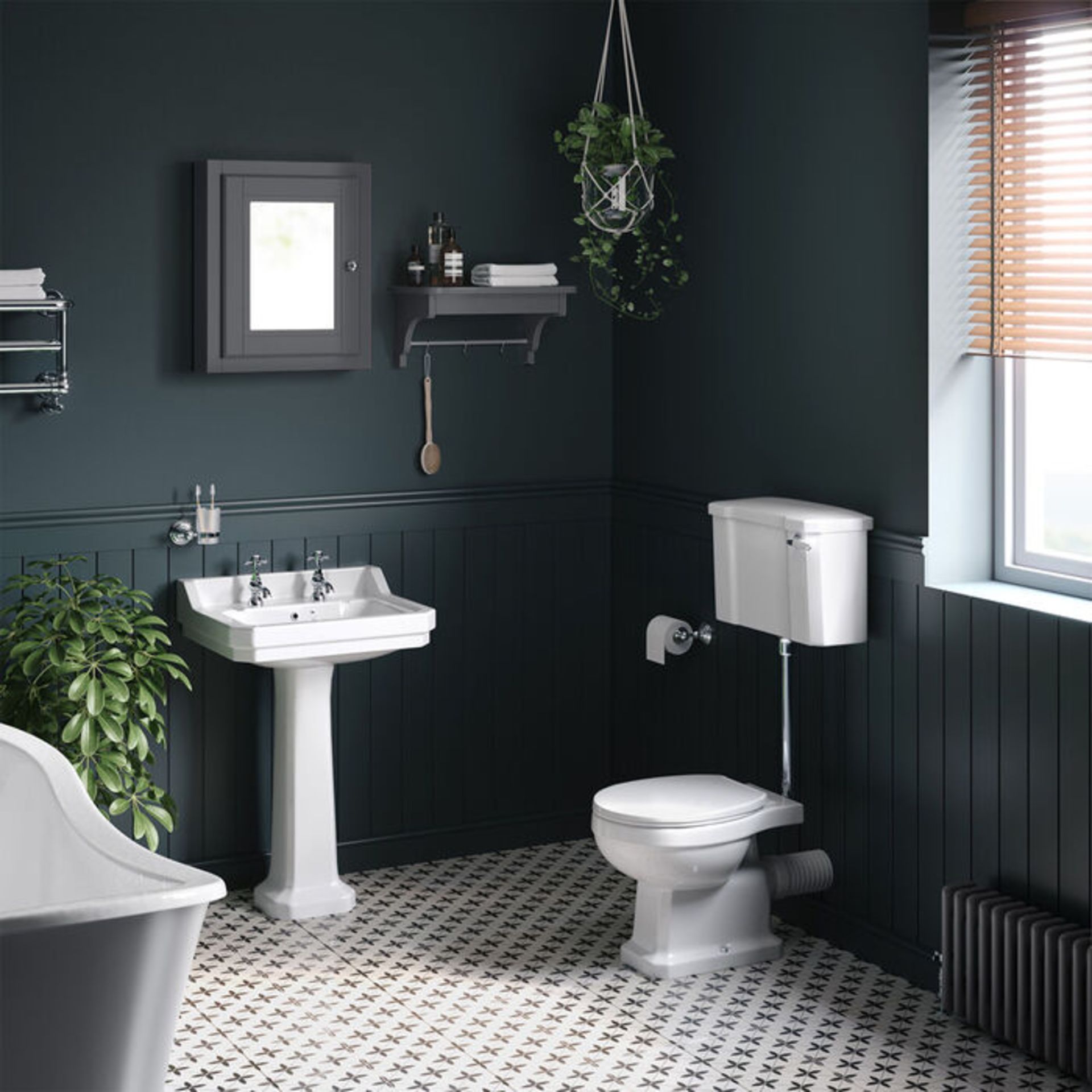 NEW & BOXED Tradiational Cambridge Low-Level Cistern Toilet- With Luxury Soft Close Seat. CCG629.RRP - Image 2 of 3