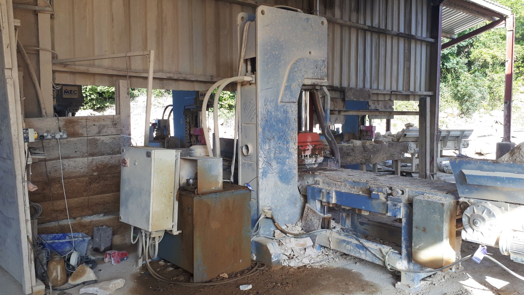 Range of Modern Good Quality Stone Machinery Including Wells Bridge & Gantry Saws and MEC Stone Splitters