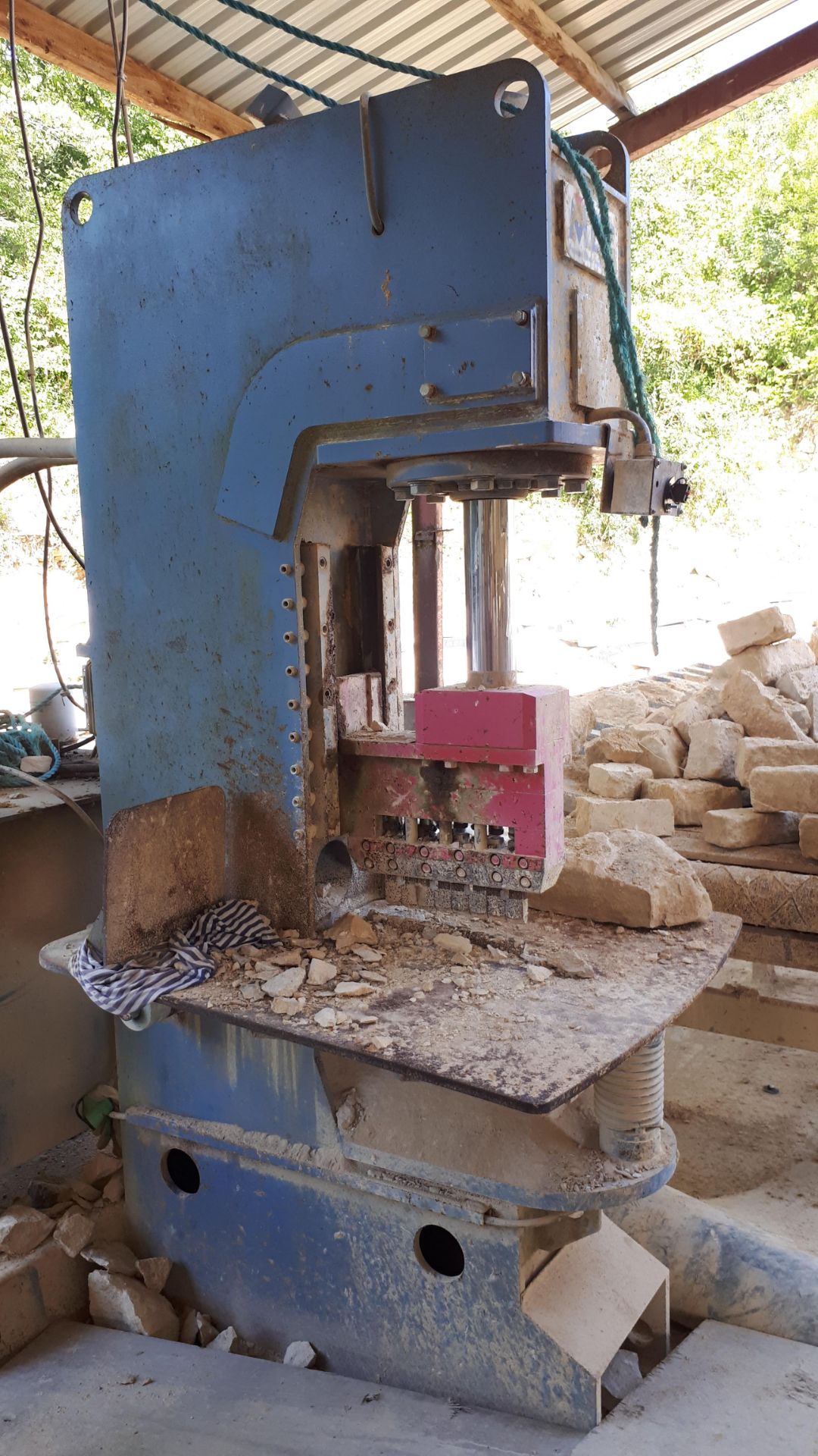 MEC C320 Stone Splitter/Guillotine machine, Serial Number P0932600712 (2012). Damaged operator - Image 2 of 20