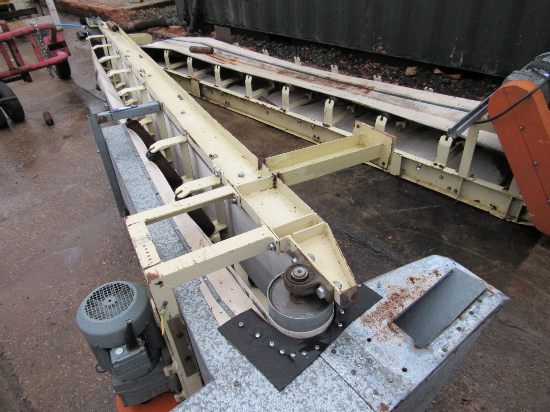 V Shaped Conveyor 350 x 4100mm incomplete, some ro - Image 2 of 2