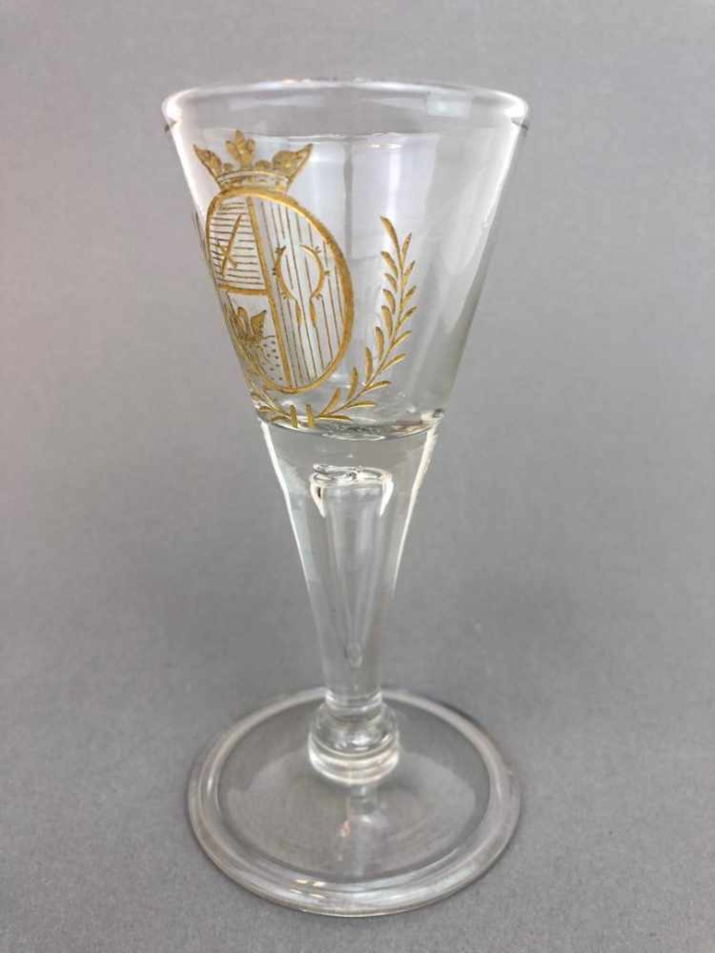 Stengelglas / Glaspokal. Um 1730.Glas von Hand gearbeitet. Runder Stand mit Abriß, ansteigender Fuß, - Bild 2 aus 4