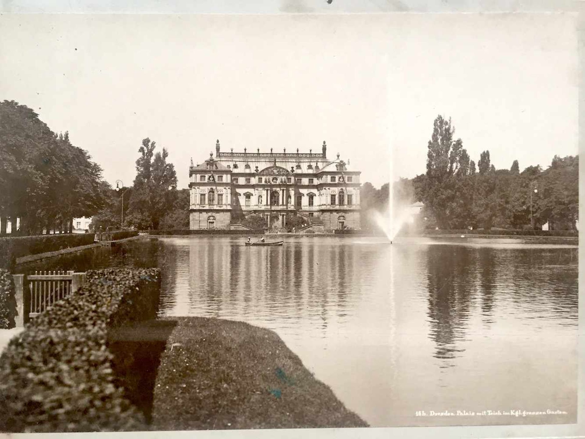 Photografie: "16b Dresden Palais mit Teich im Kgl. grossen Garten". um 1900.Seltene Photografie,