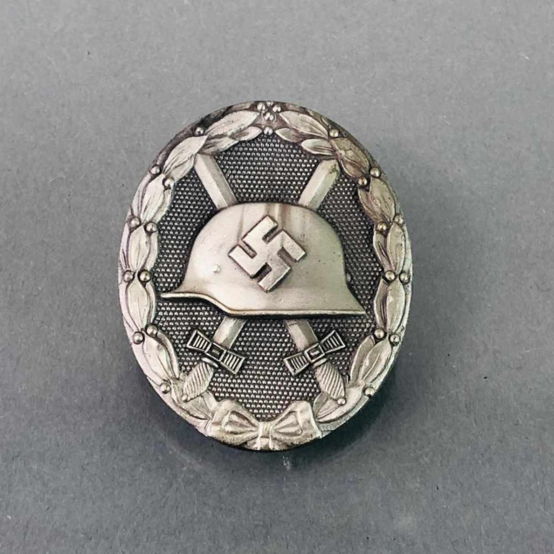 Deutsches Reich / Zweiter Weltkrieg: Verwundeten-Abzeichen in Silber, 1939, im Etui. Klein & - Bild 3 aus 4