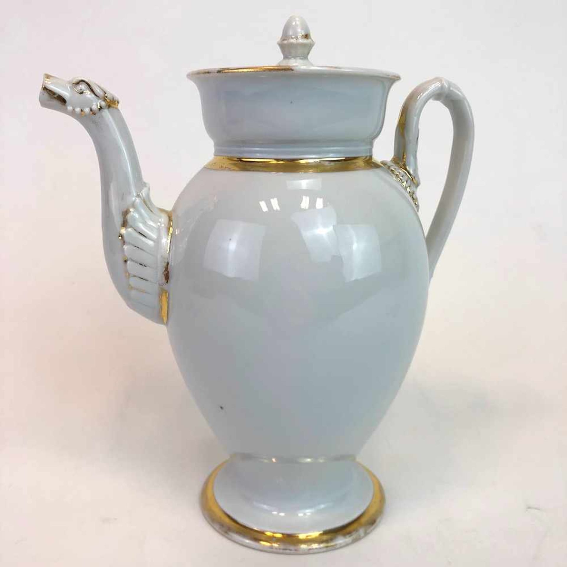 Empirekanne / Kaffeekanne: Meissen, 1824.Porzellan weiß gasiert und Gold staffiert. H 22 cm. - Bild 3 aus 4