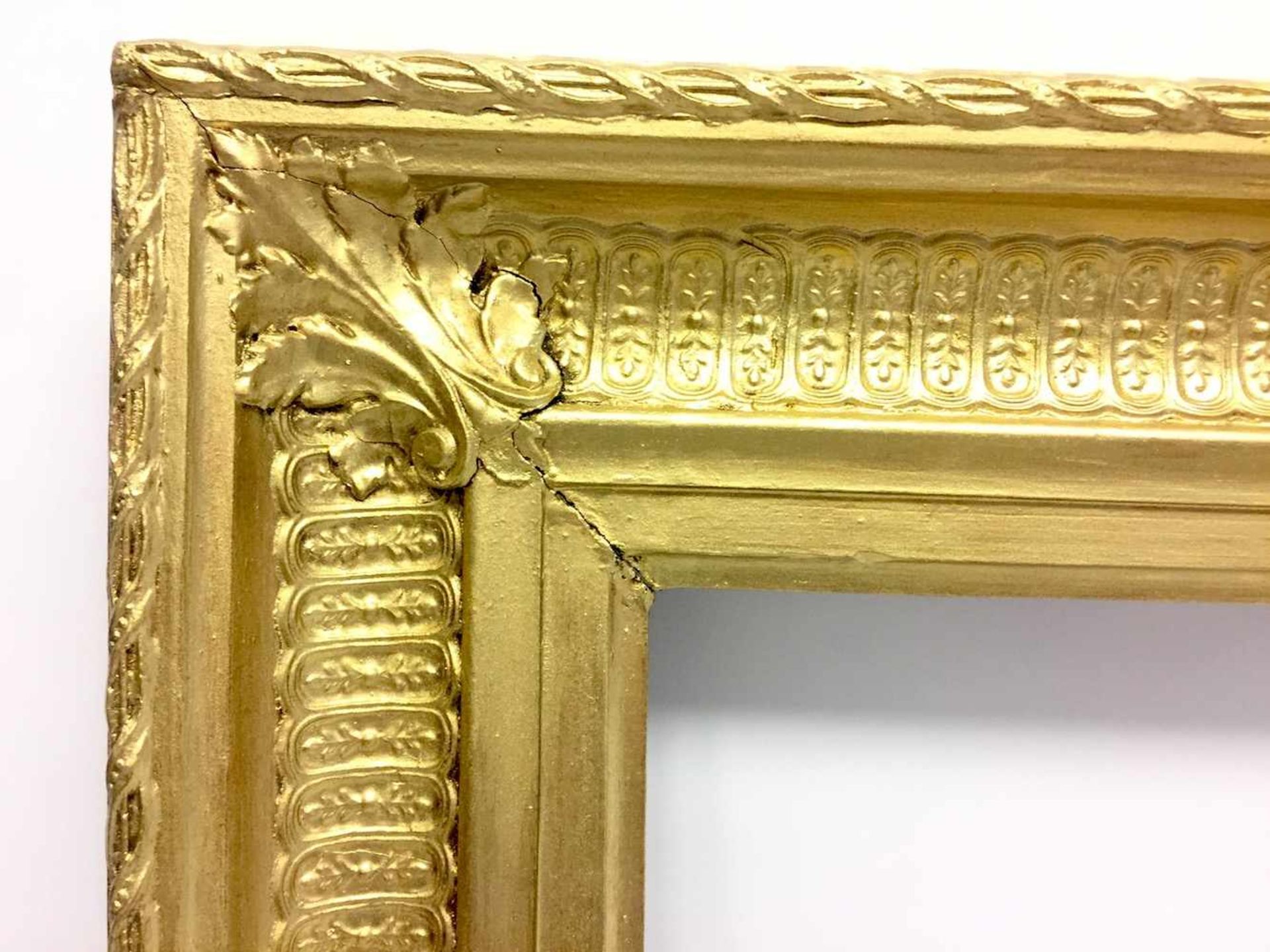 Klassizistischer Rahmen mit Pfeifenschnitt, vergoldet, Frankreich um 1800.Mehrfach gestufter und