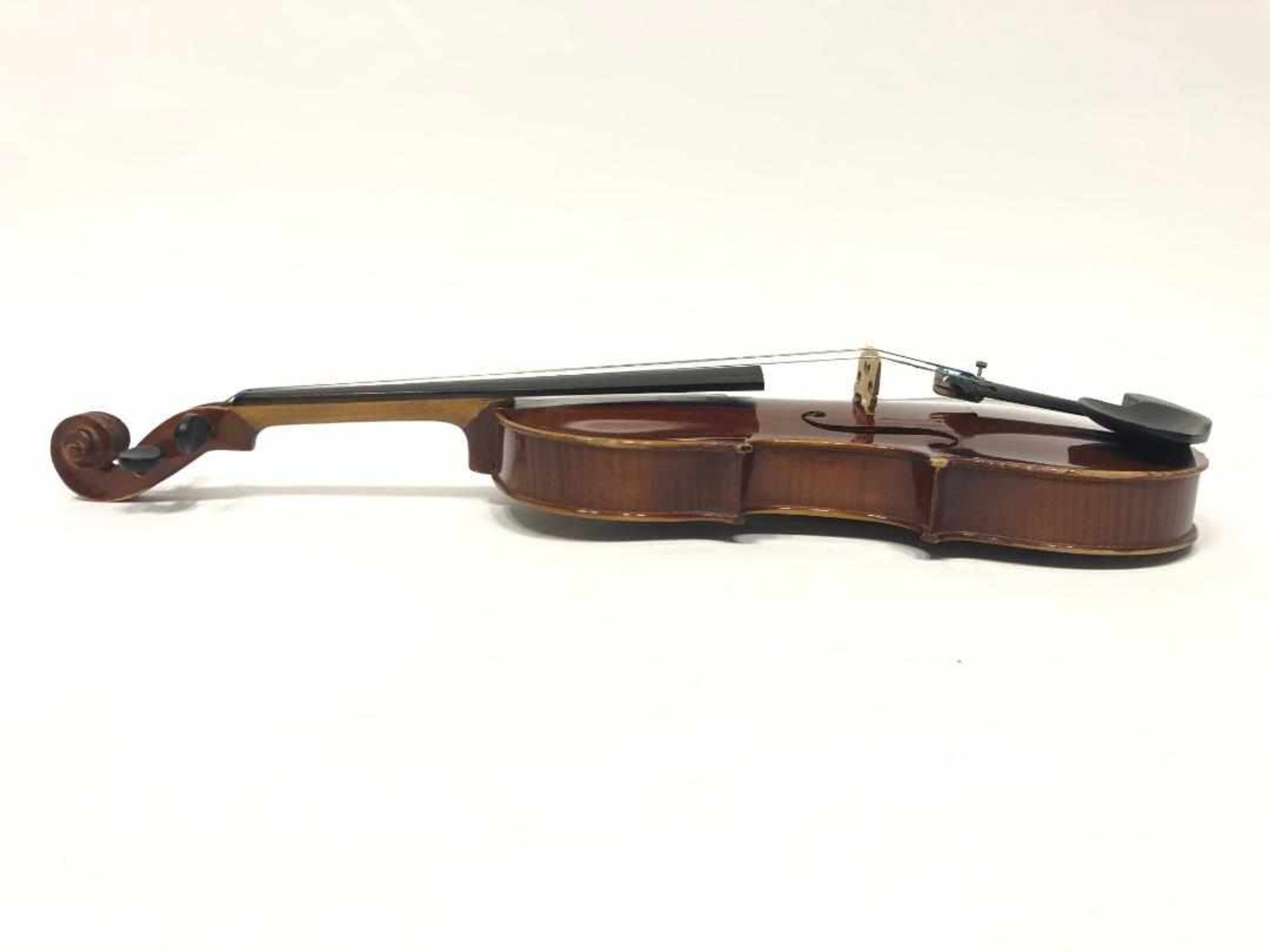 Violin / 4/4-Violine, um 1920. Geige im Koffer mit Bogen. Sehr gut.4/4-Violine in eigenwilliger - Bild 2 aus 3