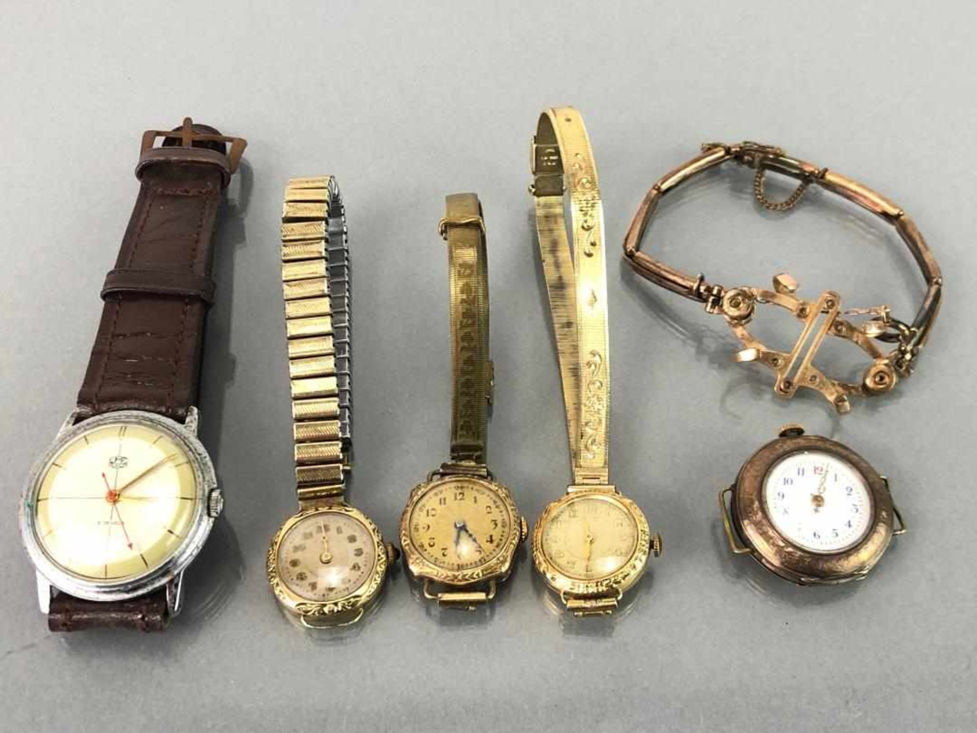 Vier Damenarmbanduhren und eine Herrenarmbanduhr, Jugendstil. Eine Uhrenkralle. Gold-Doublée, sehr
