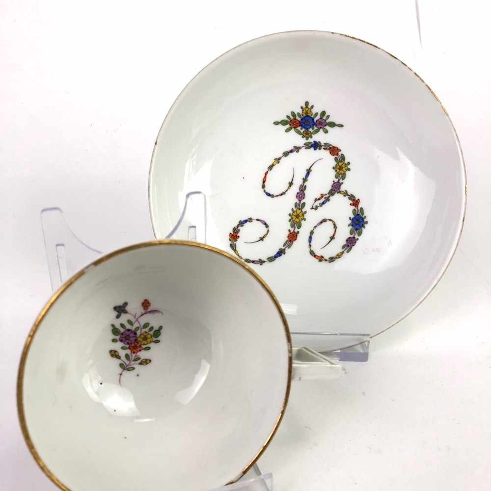 Paar Tassen: Meissen Porzellan, Marcolini Zeit 1774 - 1817.Porzellan weiß glasiert, Dekor - Bild 2 aus 3