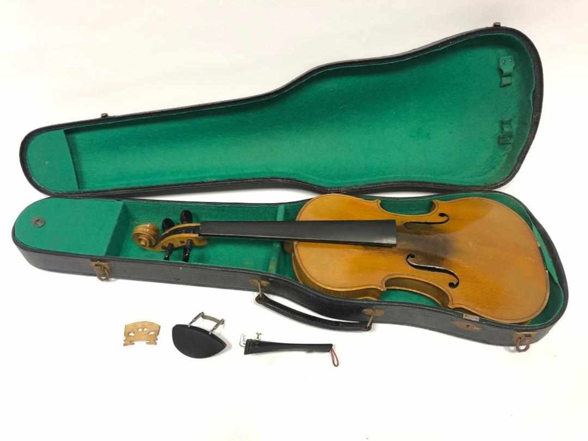 Violin / 4/4-Violine, um 1920. Geige im Koffer mit Bogen. Sehr gut.4/4-Violine in eigenwilliger - Bild 3 aus 3