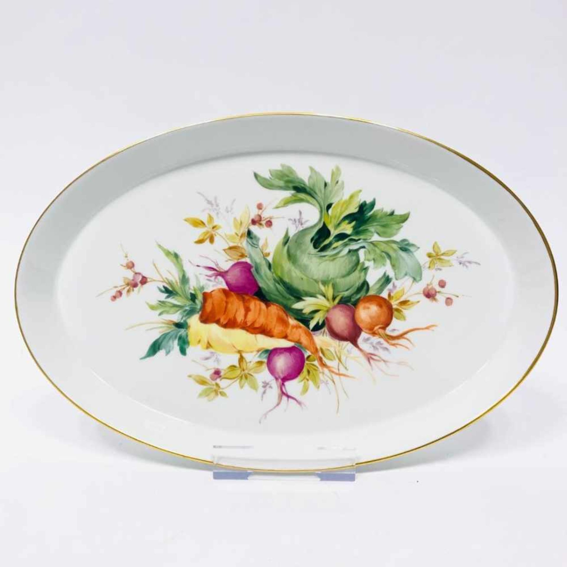 Ovale Platte: Meissen Porzellan, Entwurf Paul Börner, Dekor Gemüse-Malerei, Gold-Rand, sehr gut.