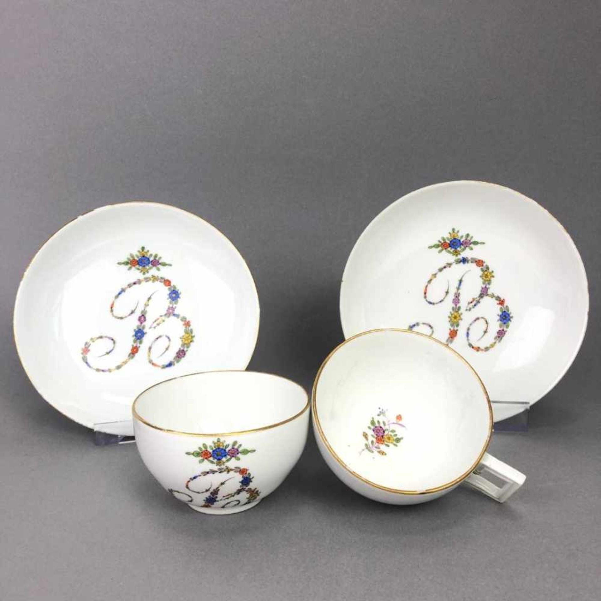 Paar Tassen: Meissen Porzellan, Marcolini Zeit 1774 - 1817.Porzellan weiß glasiert, Dekor