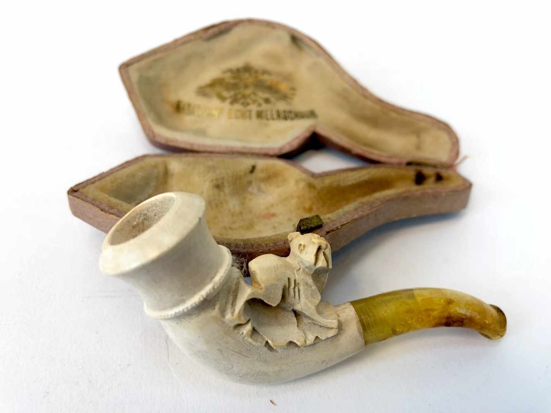 Meerschaumpfeife / Bernstein-Mundstück: Geschnitzter Hund, Original-Etui, 19. Jh.Meerschaumpfeife im - Bild 2 aus 2