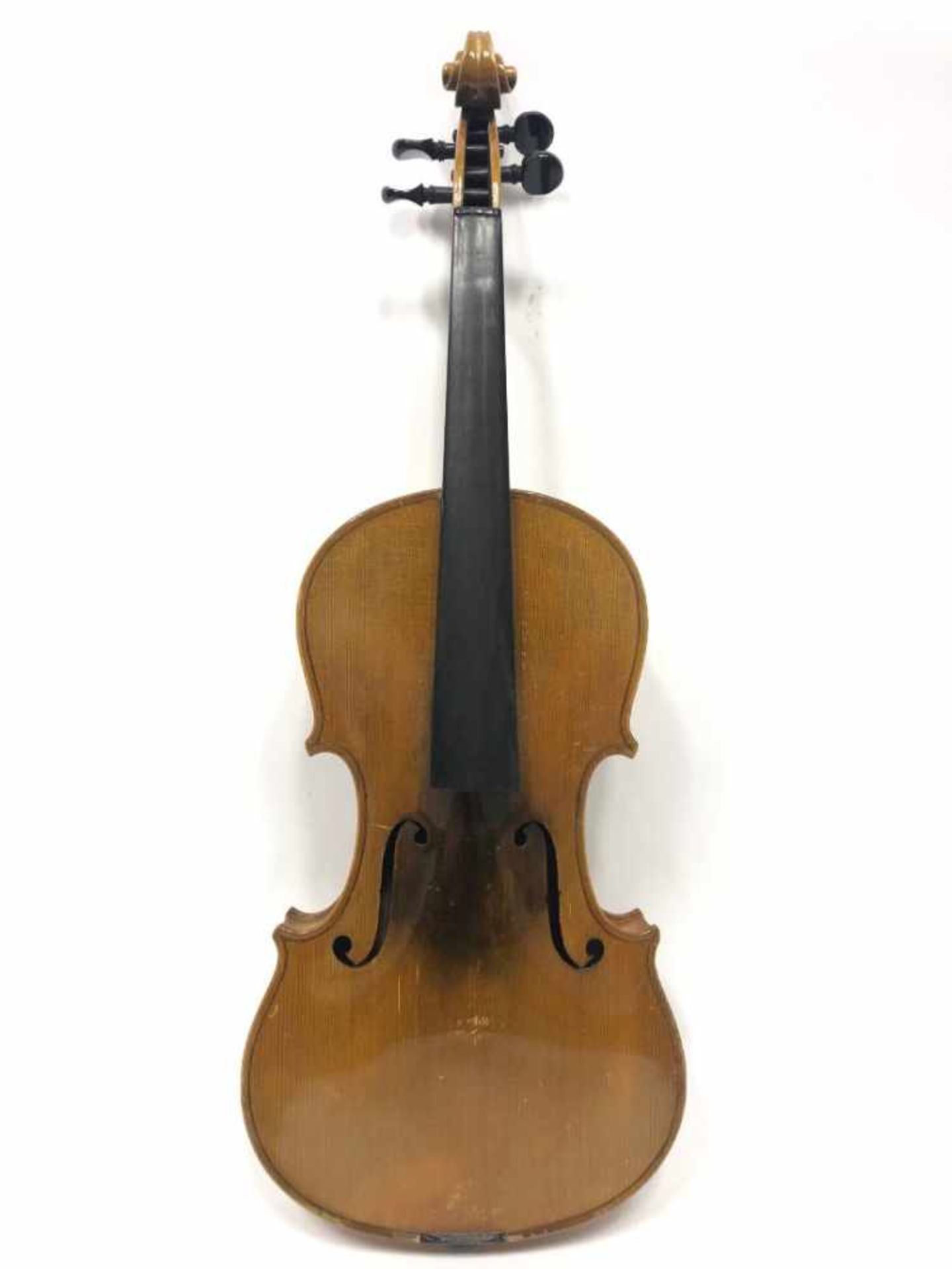 Violin / 4/4-Violine, um 1920. Geige im Koffer mit Bogen. Sehr gut.4/4-Violine in eigenwilliger