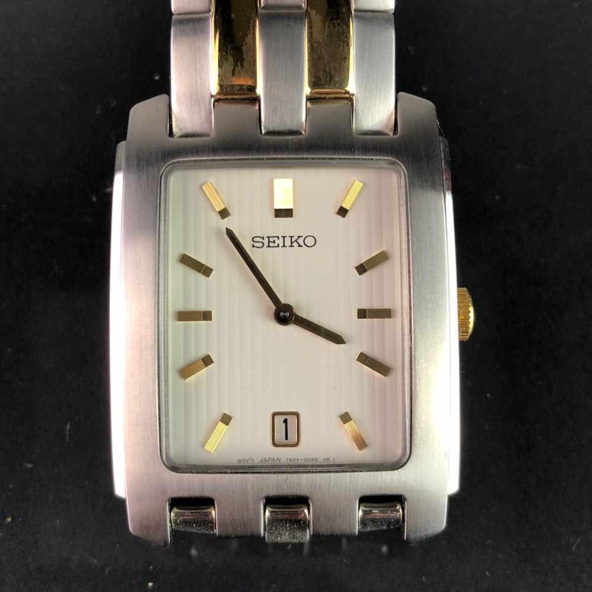 Armbanduhr: "SEIKO". Edelstahl matiert und bicolor. Mineralglas. Ungetragen aus Uhrmachernachlaß. - Image 3 of 4