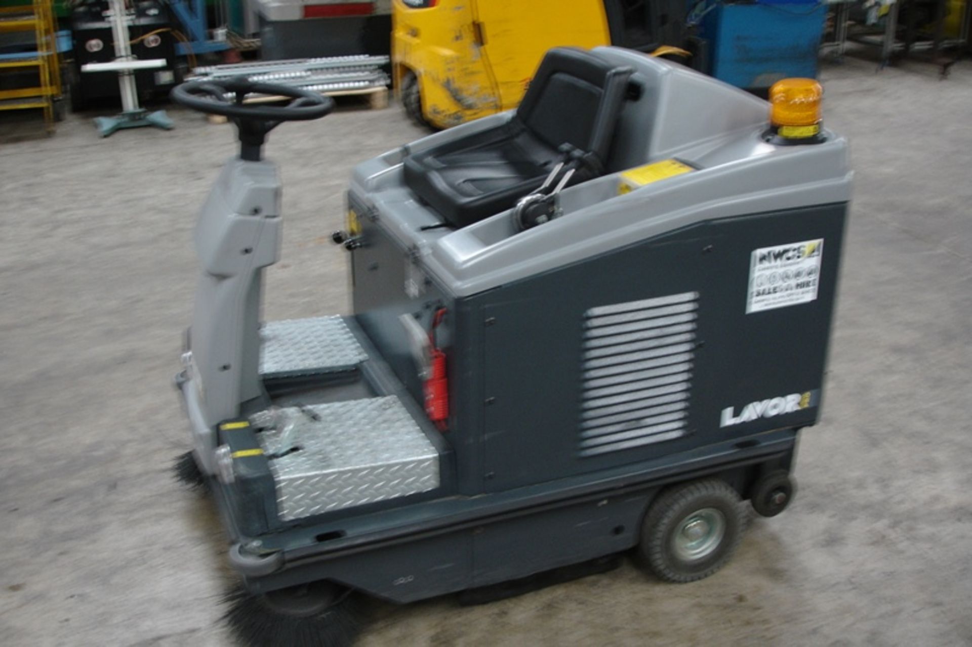 LAVOR Electric Ride on Sweeper - Image 3 of 7