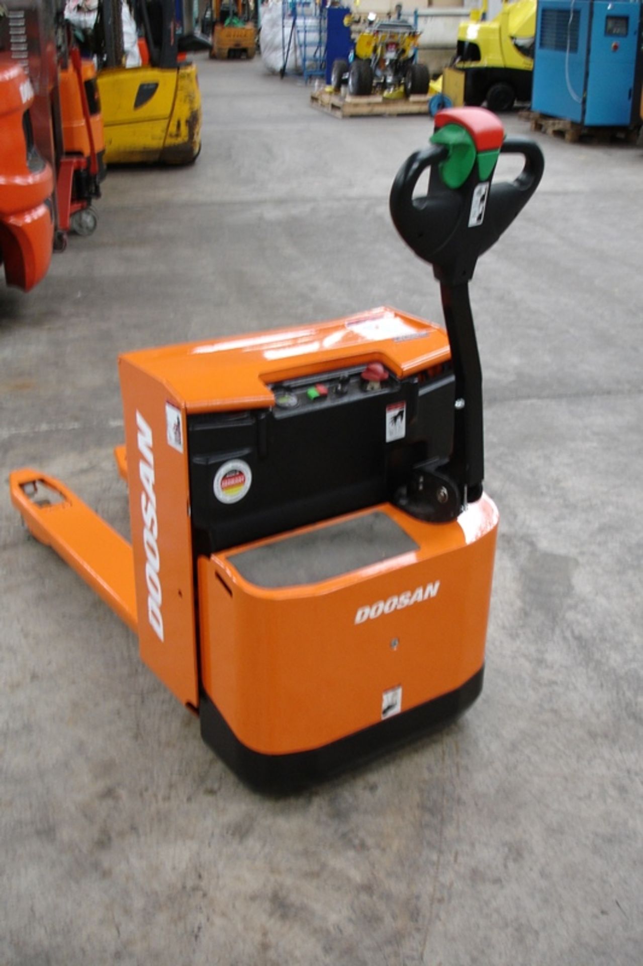 Doosan Electric Pallet Mover (2017) - Image 4 of 5