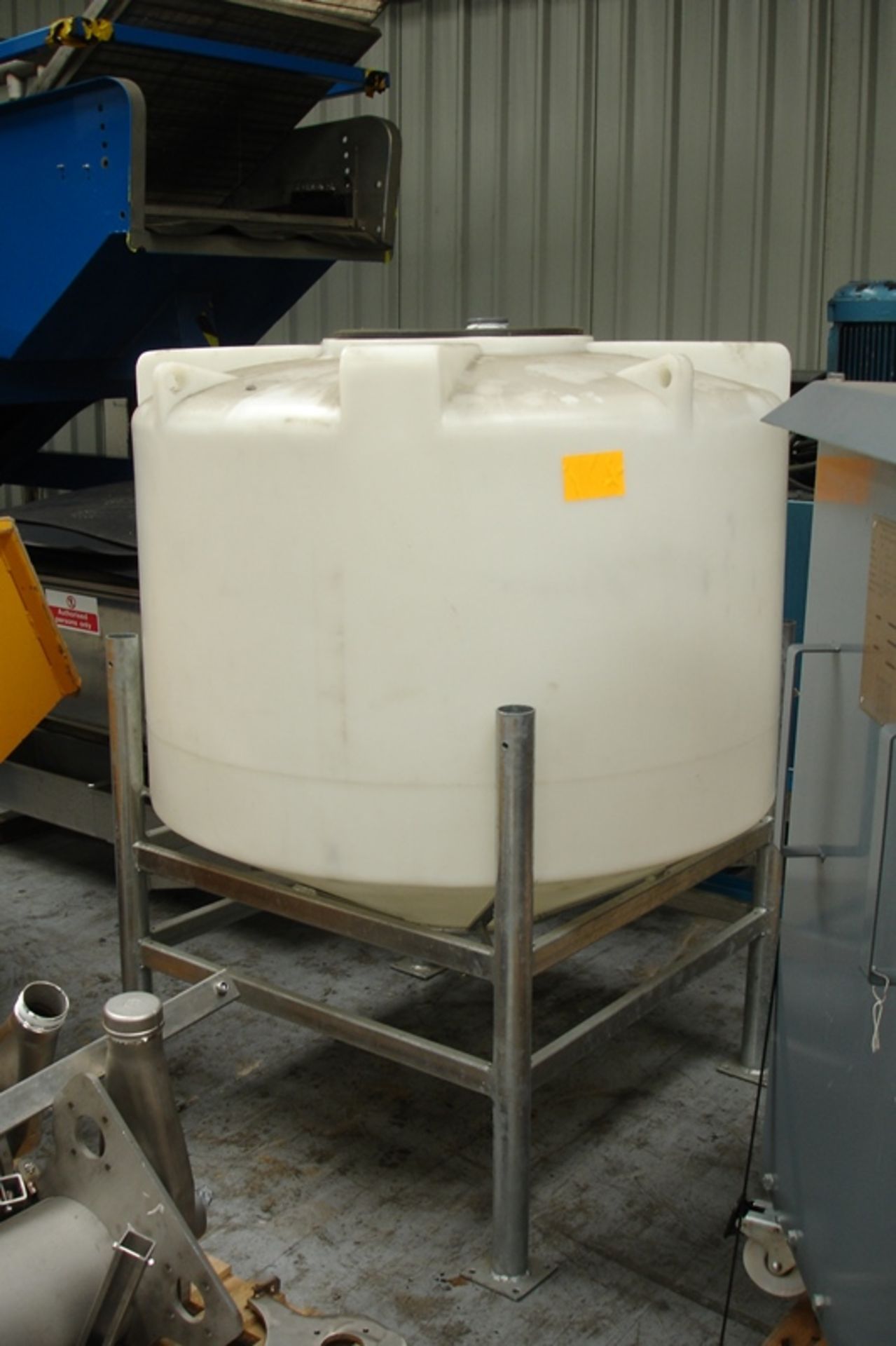 1000ltr Hopper in Steel frame