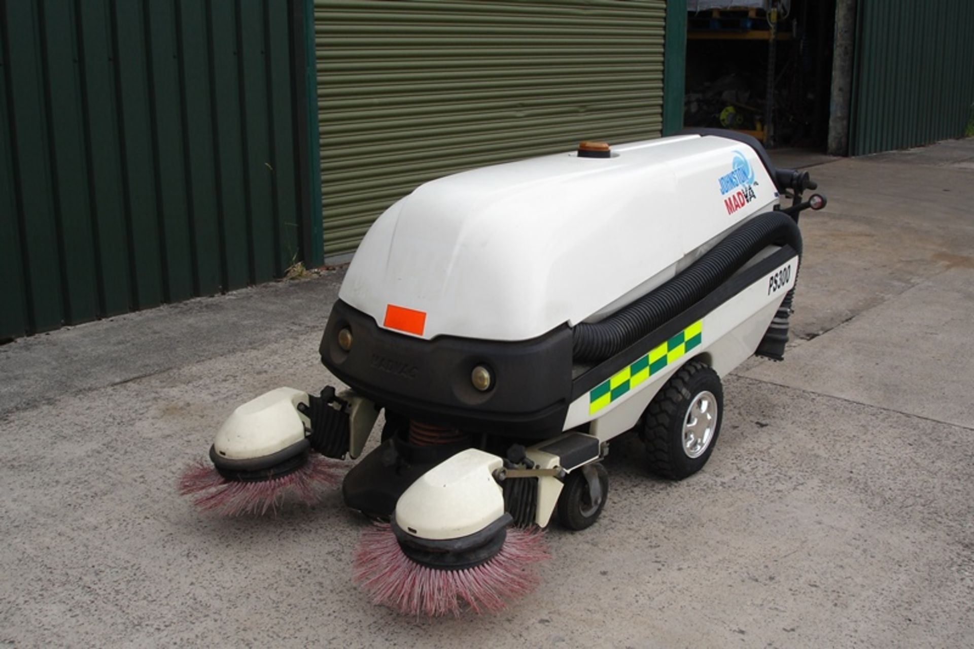 JOHNSON MADVAC DIESEL PEDESTRIAN SWEEPER - Image 4 of 5